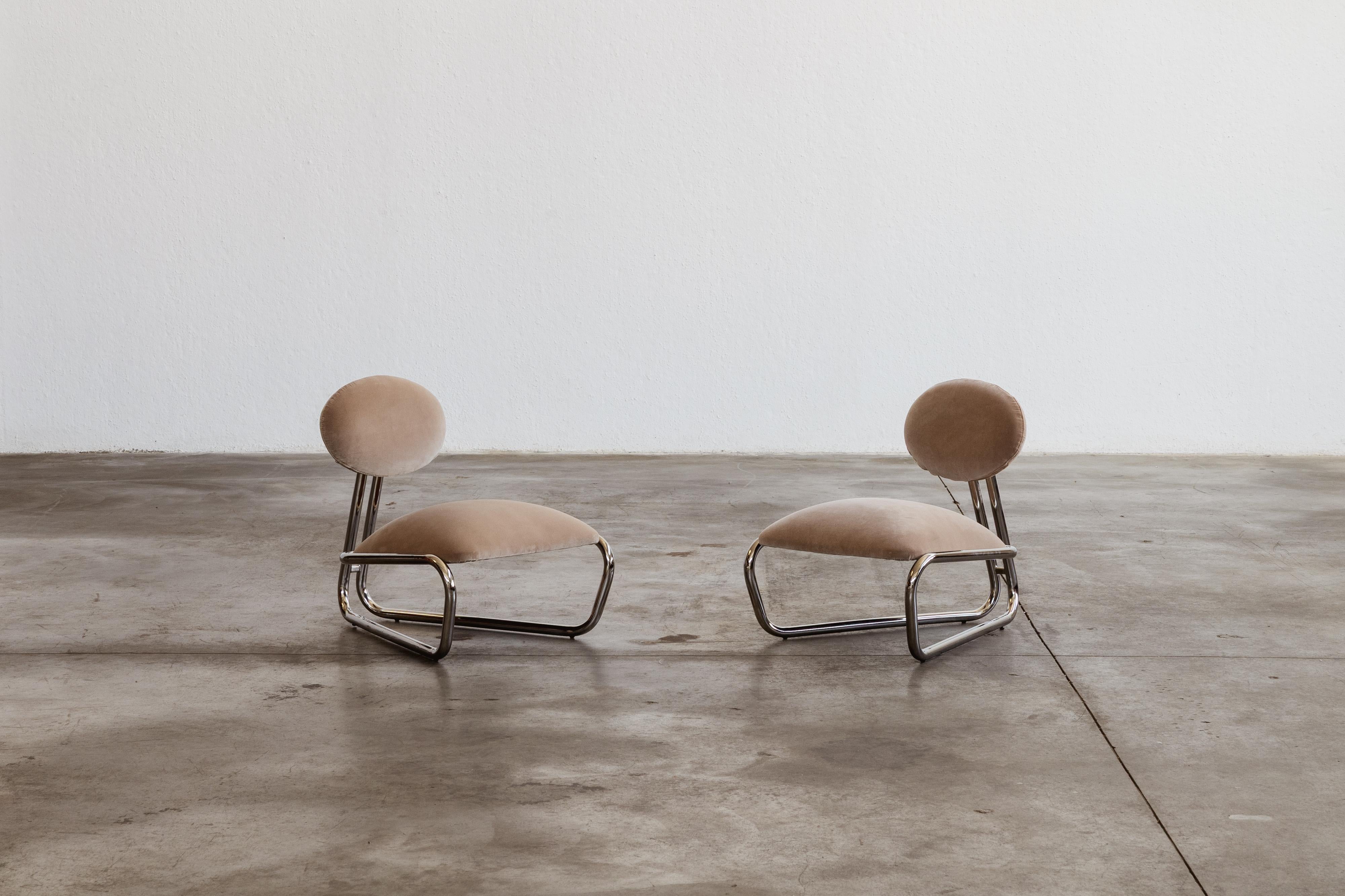 Modernistischer Loungesessel aus verchromtem Stahlrohr, kamelfarbener Samt, Italien, 1970, Satz mit zwei Stühlen

Mit ihrer schlanken, freitragenden Struktur und ihren weichen, runden Formen verkörpern diese modernistischen Loungesessel den