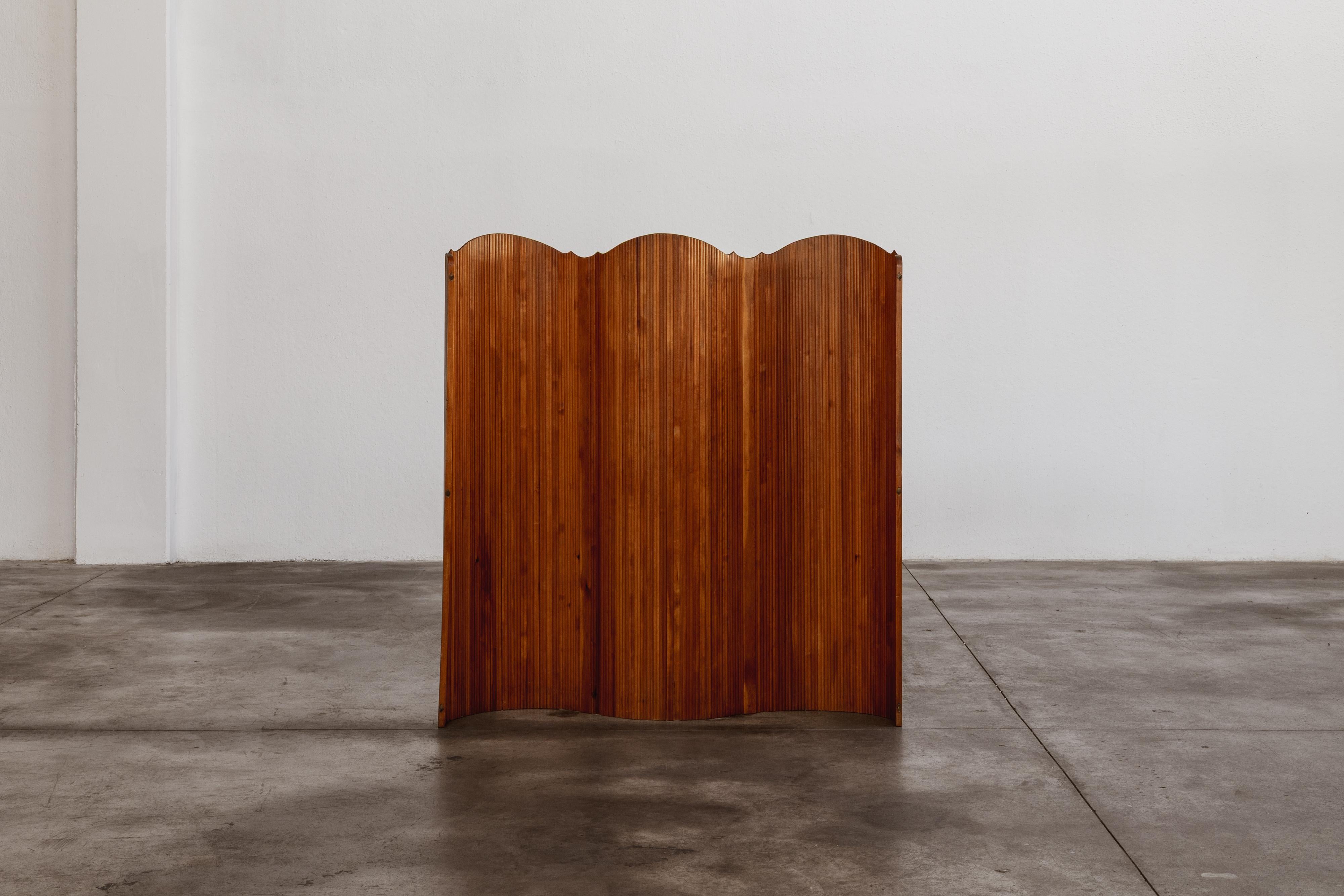 Divisorio art déco Jomaine Baumann, legno, Svizzera, 1938

Progettato nel 1938 dall'architetto e designer svizzero Jomaine Baumann, questo divisorio scultoreo esemplifica la raffinata geometria e la calda materialità degli interni della tarda Art