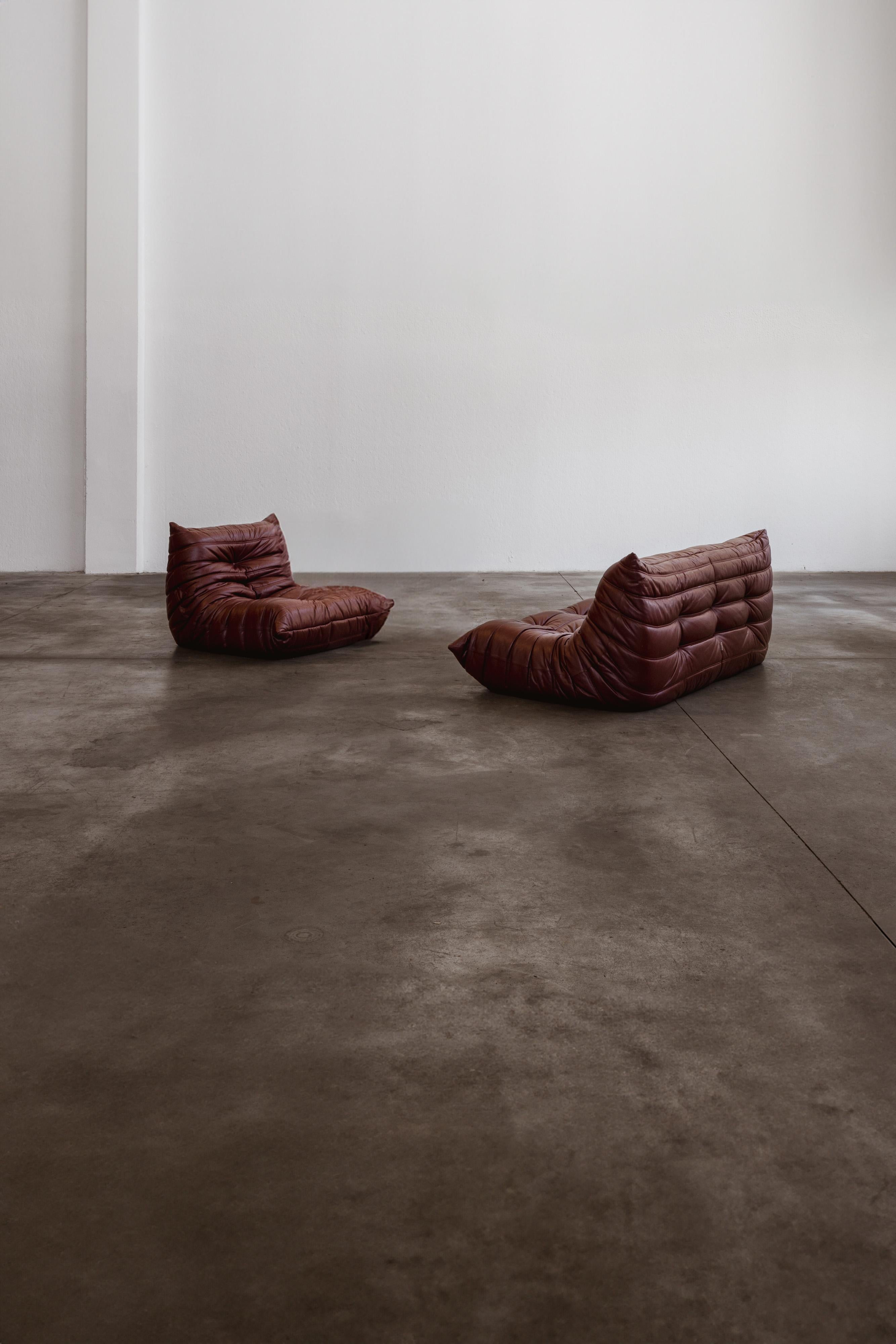 Michel Ducaroy “Togo” living room set for Ligne Roset, burgundy leather, 1973, France, set of two.
Three-seater sofa + single chair

Iconic and timeless, the Togo set by Michel Ducaroy for Ligne Roset represents a revolutionary approach to comfort