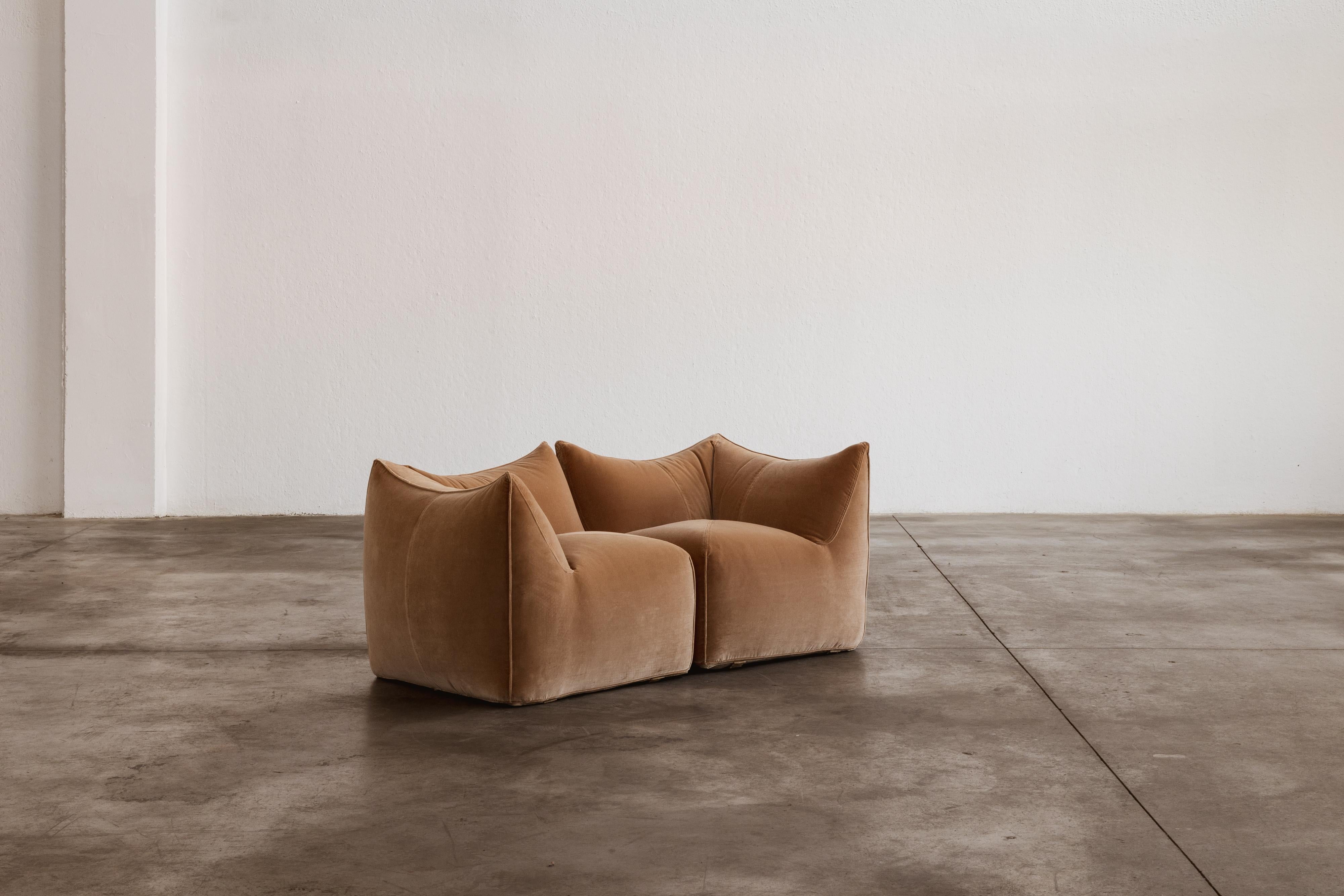 Mario Bellini “Le Bambole” modular sofa for B&B Italia, camel velvet, Italy, 1971, set of two

The search for a new shape for upholstered furniture: all parts are shaped like a large soft cushion. If we take apart 