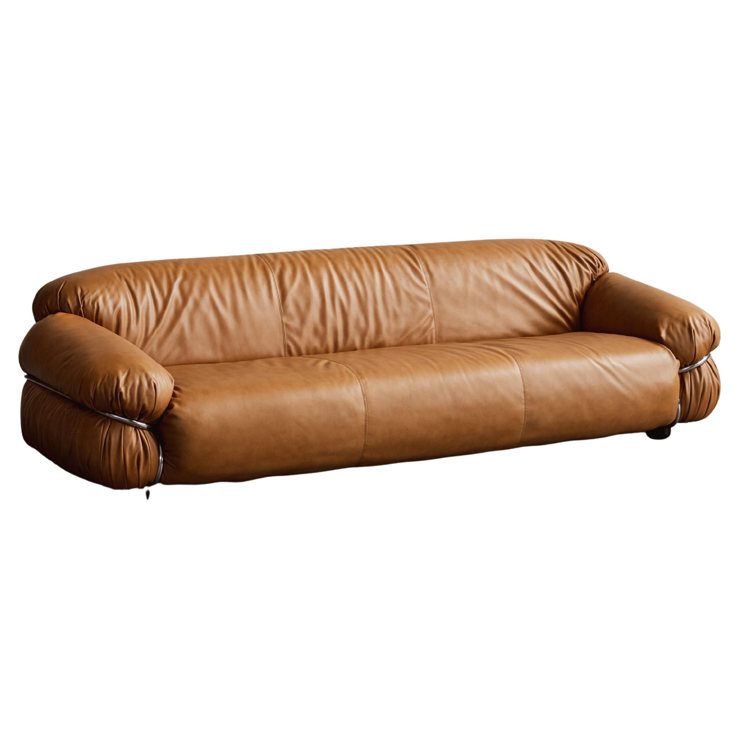 Divano "Sesann" di Gianfranco Frattini per Cassina, pelle color cognac, 1969 in vendita