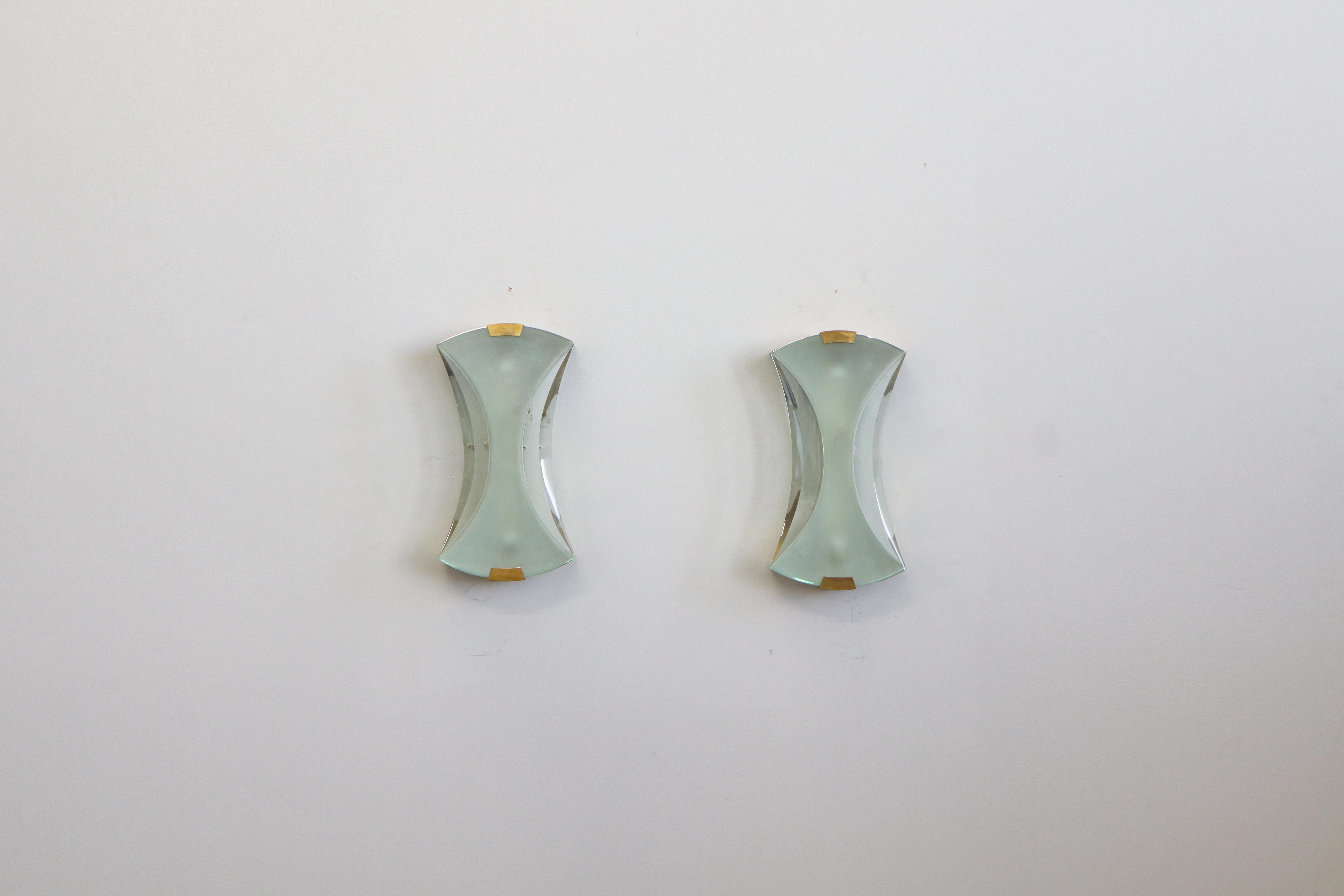 Max Ingrand per Fontana Arte rara coppia(DISPONIBILI QUATTRO) di eleganti appliques moderniste modello 2225 con vetro centrale satinato o acidato e vetro esterno trasparente lucido sospeso da raccordi in ottone.
Franco Deboni, Fontana Arte: Gio