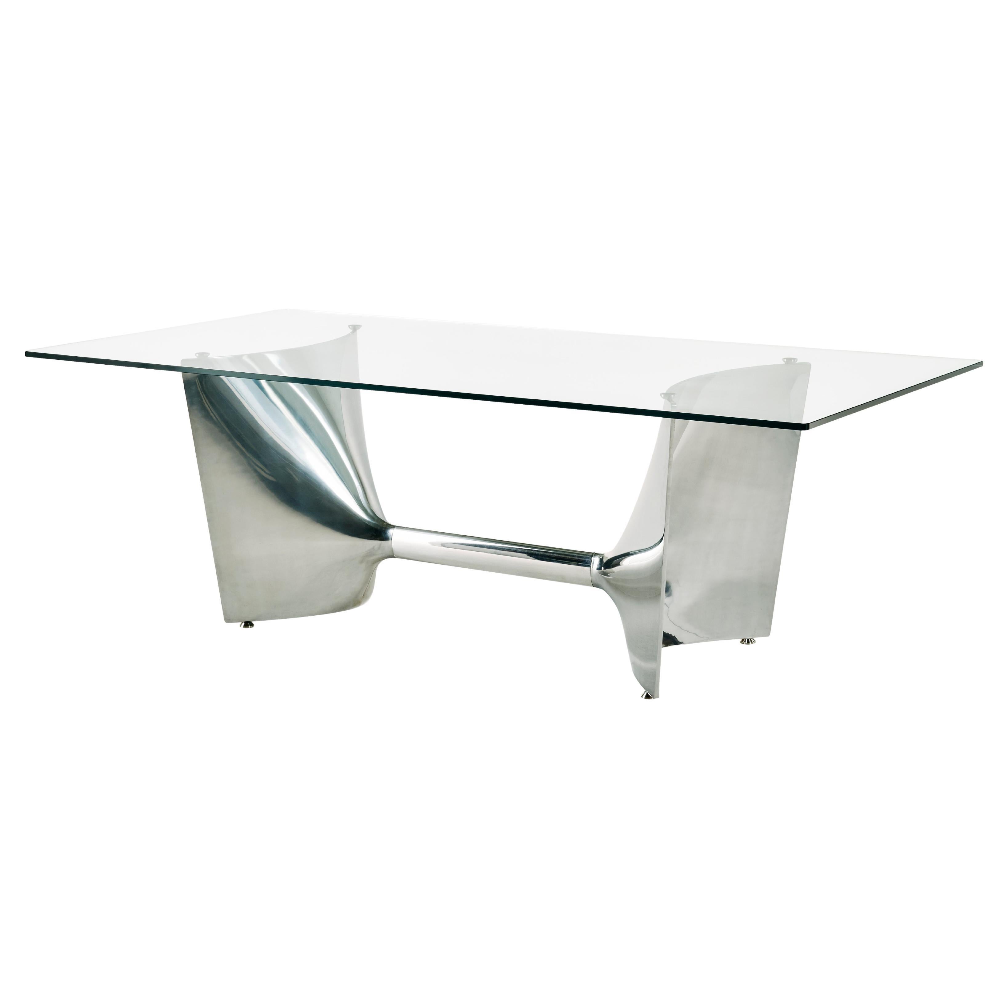 Fratino (Tisch der Mönche) ist die erste zeitgenössische Interpretation der gleichnamigen Tischtypologie. Der Sockel besteht aus zwei Giebeln aus Aluminiumguss, die von einem Aluminiumträger überspannt werden. Die Glasplatte ermöglicht eine maximale