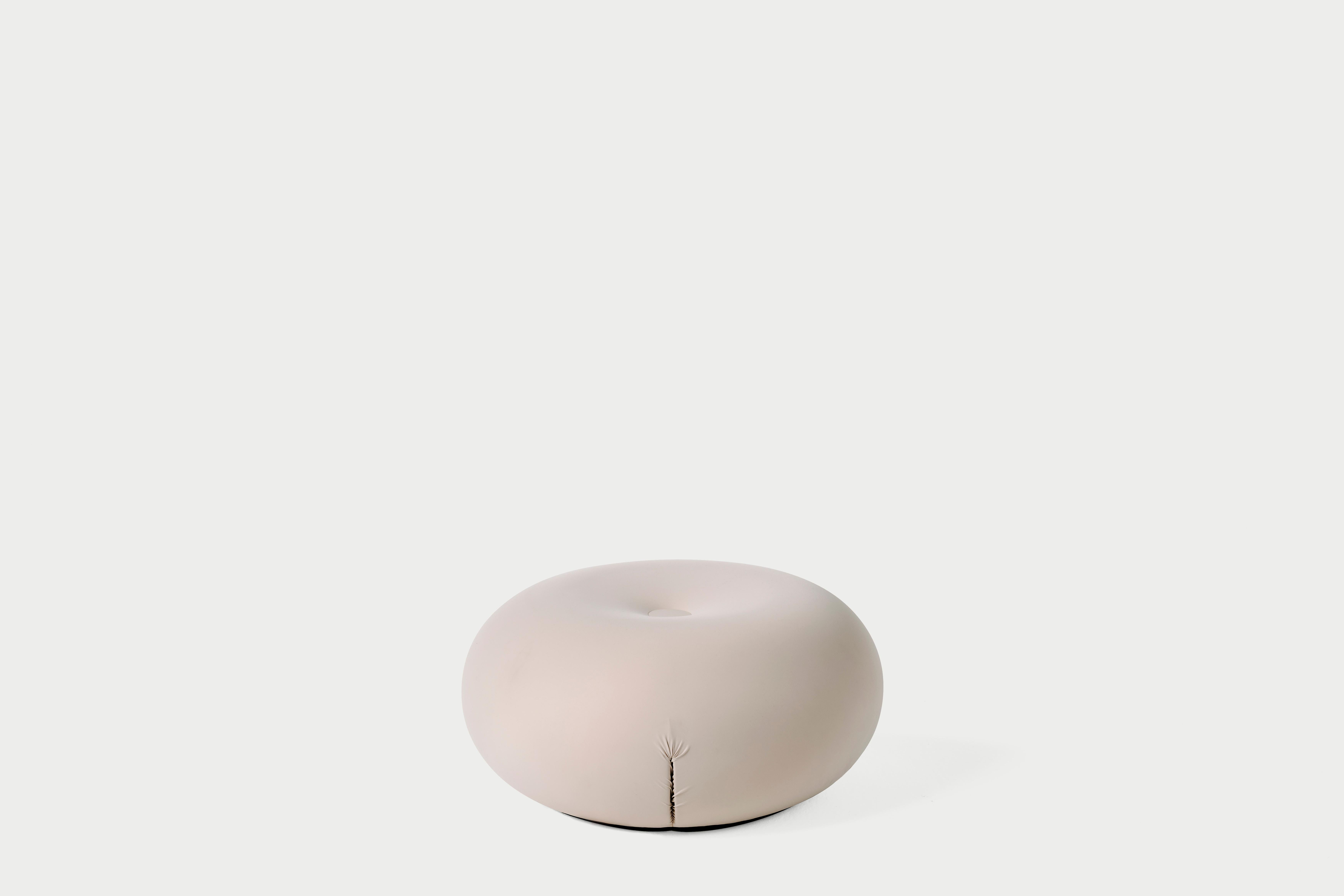 Esta familia de objetos minimalistas, cuyo antepasado es Tato, pone el acento en lo que tiene de fuertemente visual y cromático, sin pasar por alto, por supuesto, lo funcional. Están en su mejor momento en una casa informal. Míralos con facilidad,