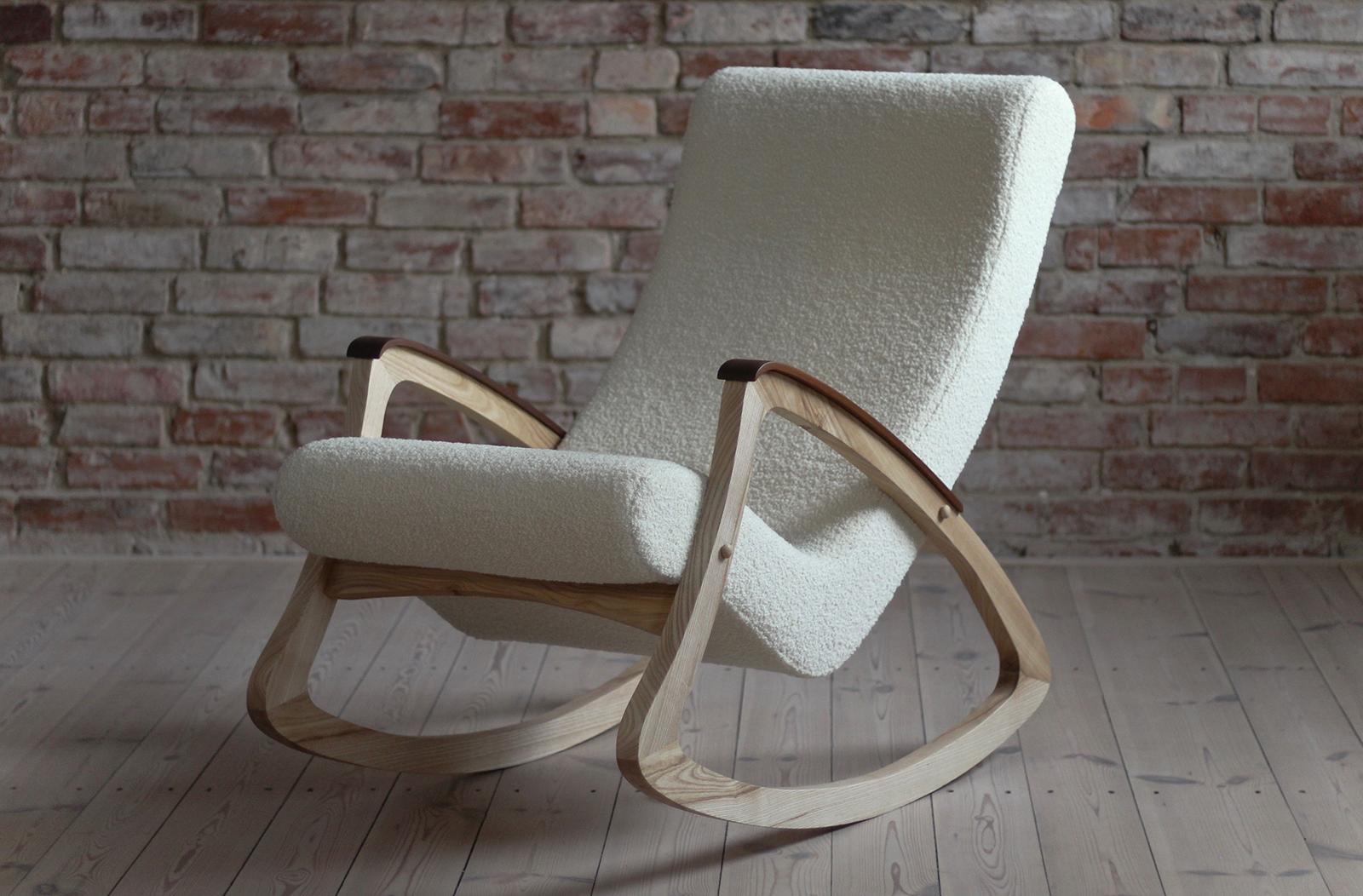 Modèle très rare de chaise à bascule provenant très probablement de Tchécoslovaquie, vers les années 1950. Il présente un cadre en bois de belle forme qui a été nettoyé et refini avec de l'huile de bois naturelle. Les sièges ont été retapissés dans