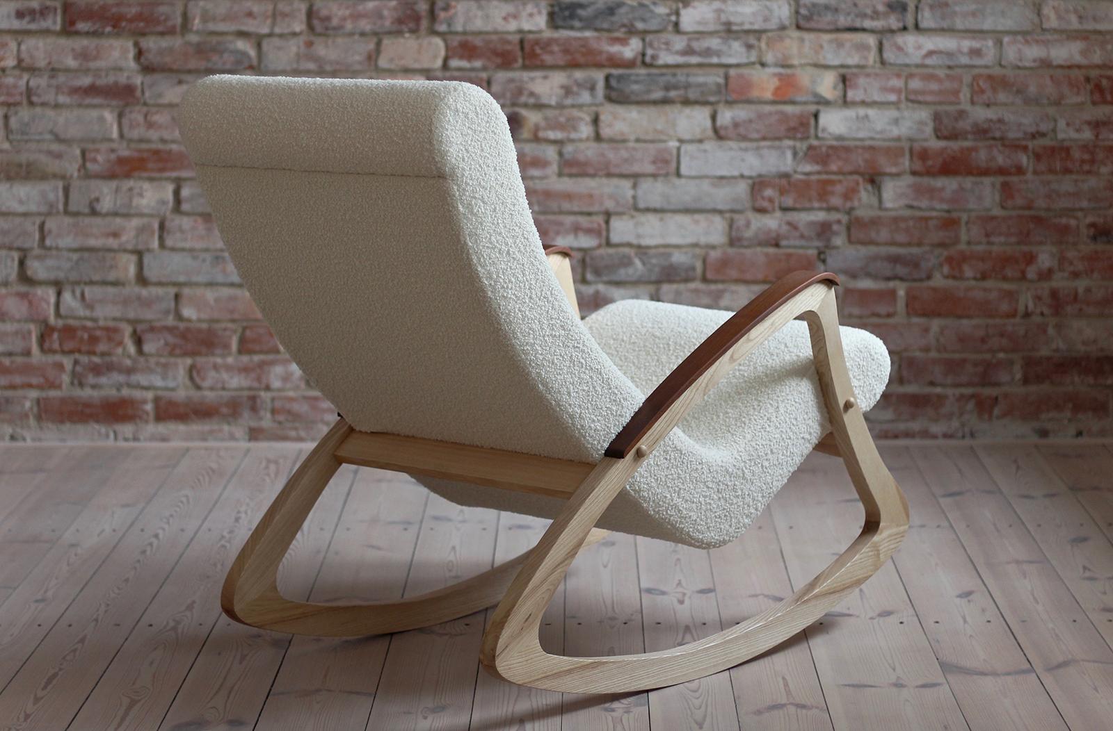 Huilé Rare chaise à bascule vintage, années 1950, retapissée en tissu bouclé français en vente