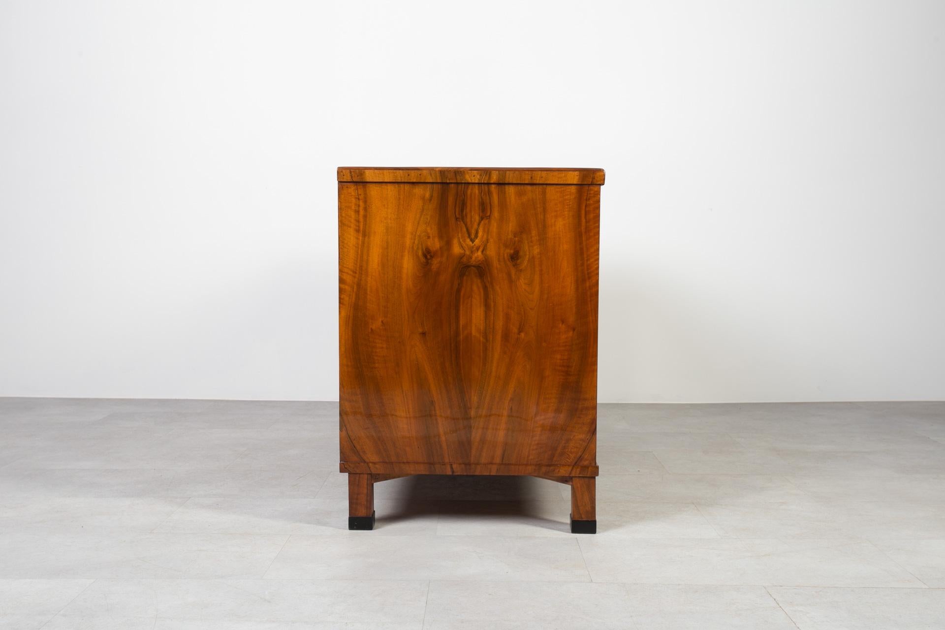 Biedermeier Chest of Drawers in Walnut Veneer, Germany, 19th Century For Sale 4