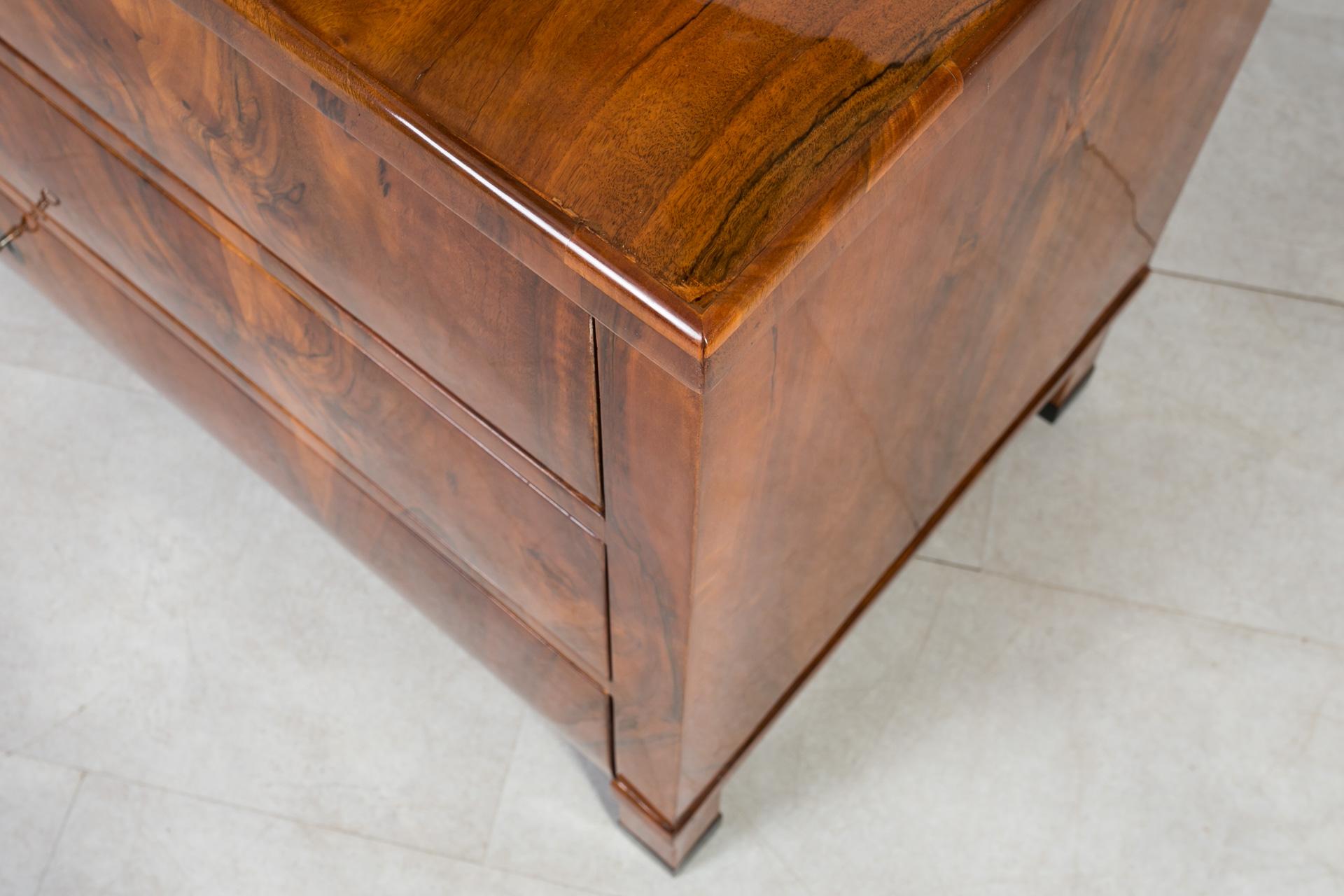 Biedermeier Chest of Drawers in Walnut Veneer, Germany, 19th Century For Sale 8