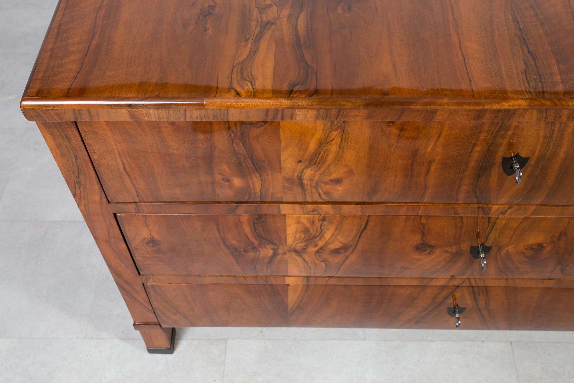 Biedermeier Chest of Drawers in Walnut Veneer, Germany, 19th Century For Sale 6