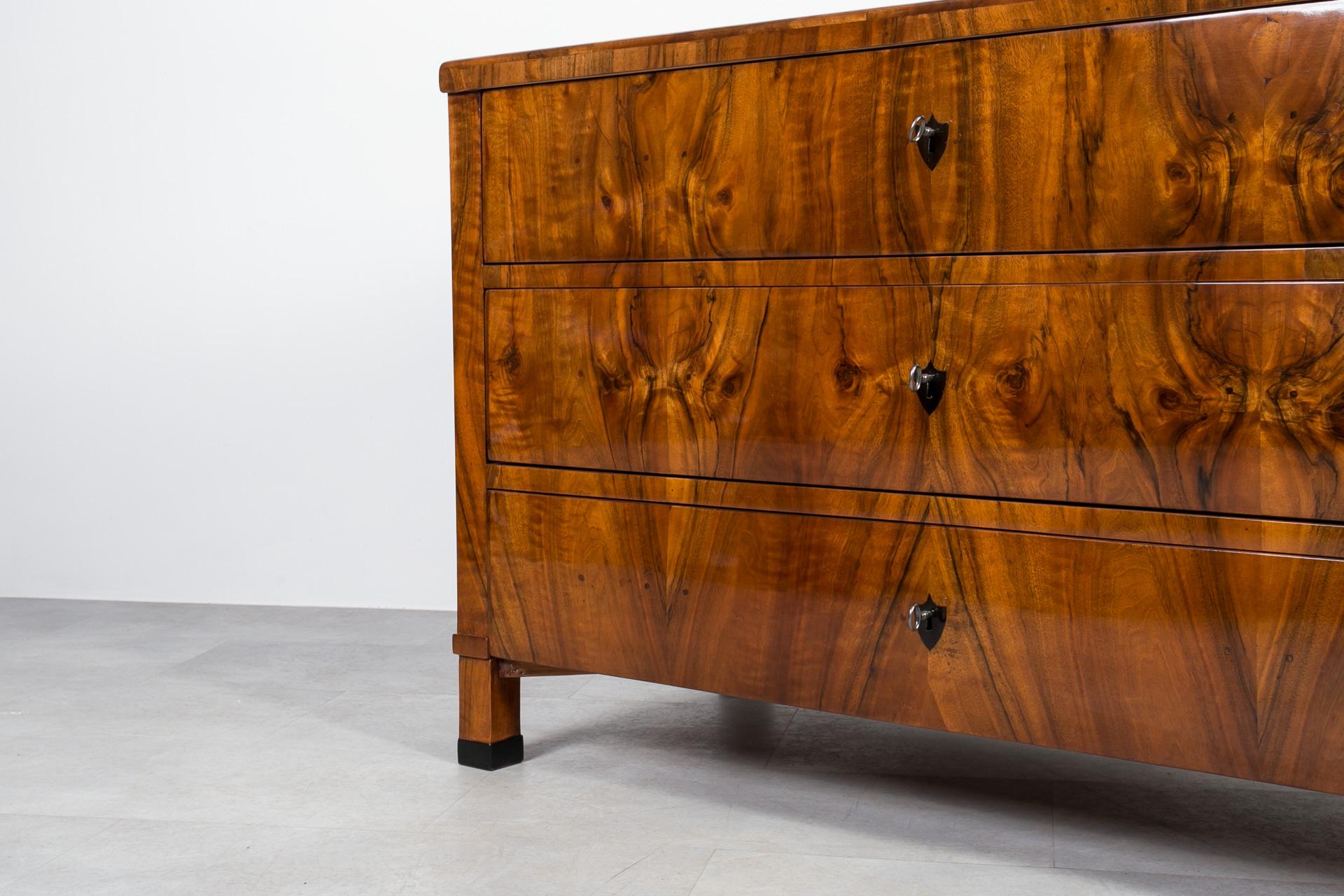 Biedermeier Chest of Drawers in Walnut Veneer, Germany, 19th Century For Sale 11