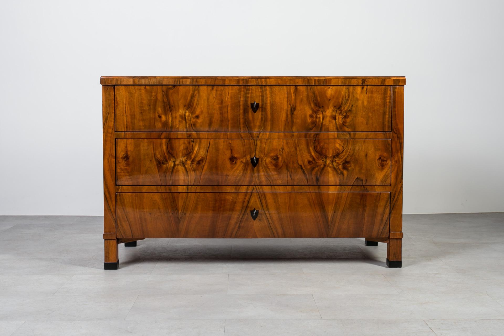 Biedermeier Chest of Drawers in Walnut Veneer, Germany, 19th Century In Good Condition For Sale In Wrocław, Poland