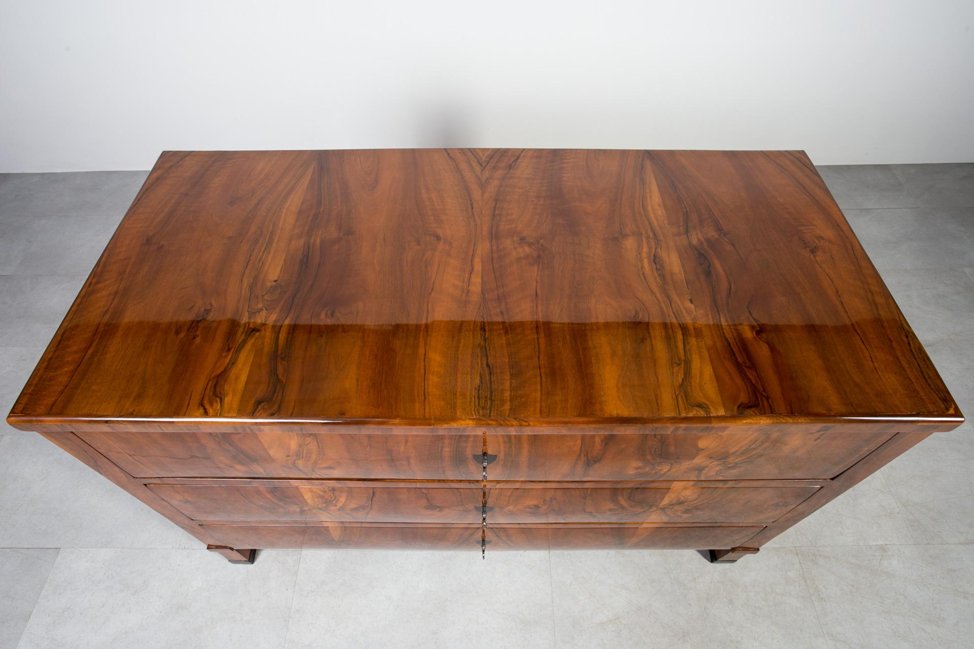 Biedermeier Chest of Drawers in Walnut Veneer, Germany, 19th Century For Sale 9