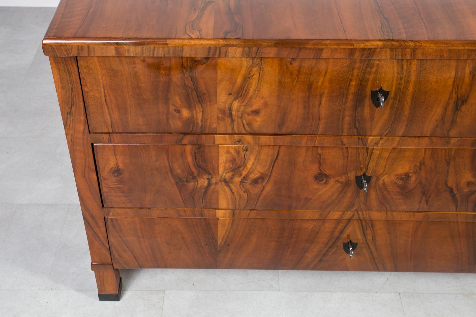 Biedermeier Chest of Drawers in Walnut Veneer, Germany, 19th Century For Sale 10