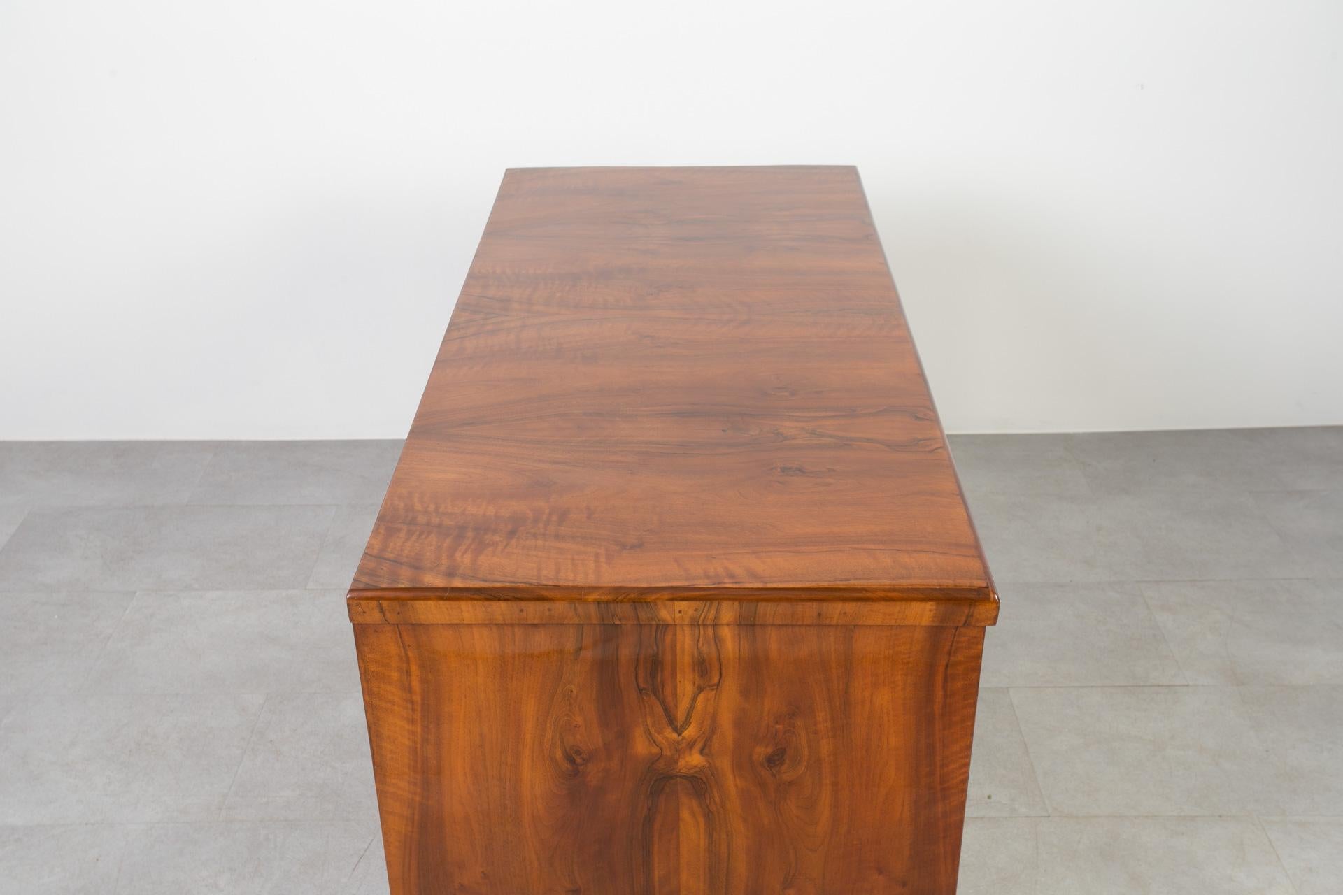 Biedermeier Chest of Drawers in Walnut Veneer, Germany, 19th Century For Sale 12