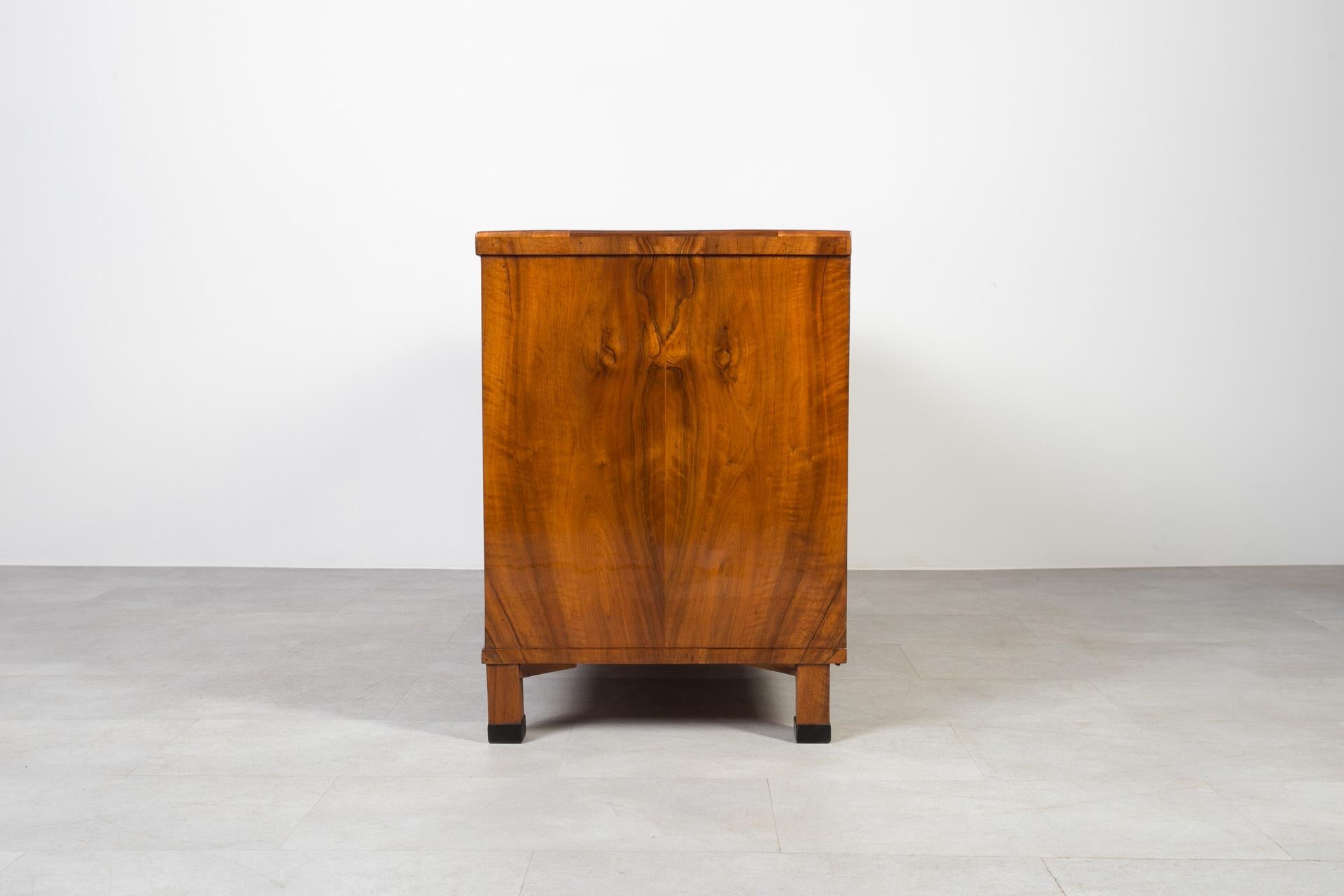 Biedermeier Chest of Drawers in Walnut Veneer, Germany, 19th Century For Sale 5