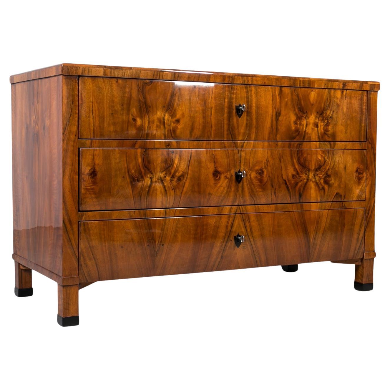 Biedermeier Chest of Drawers in Walnut Veneer, Germany, 19th Century For Sale