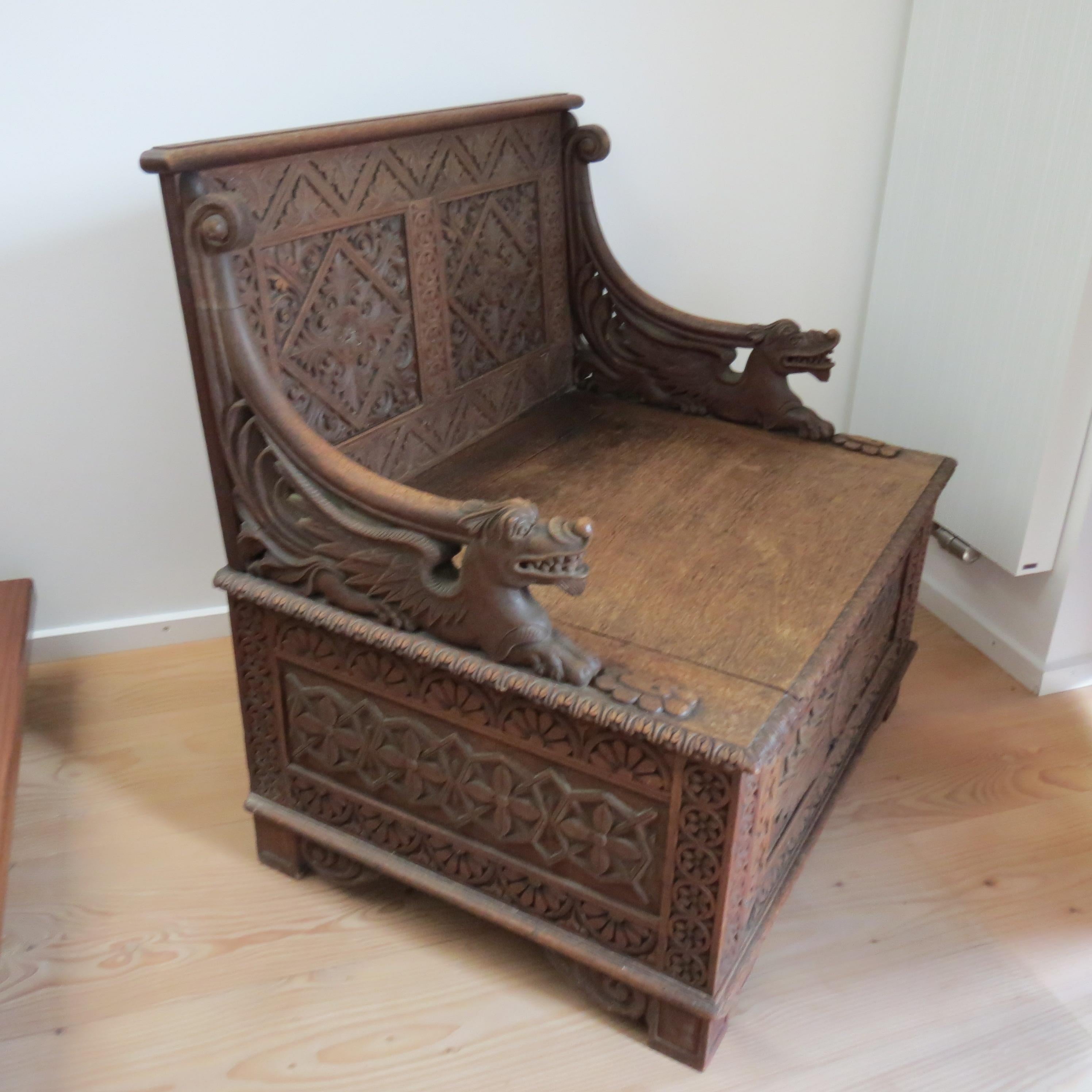 Sculpté à la main Chaise à siège de salle birmane Anglo-Indienne néo-gothique sculptée 1880 en vente