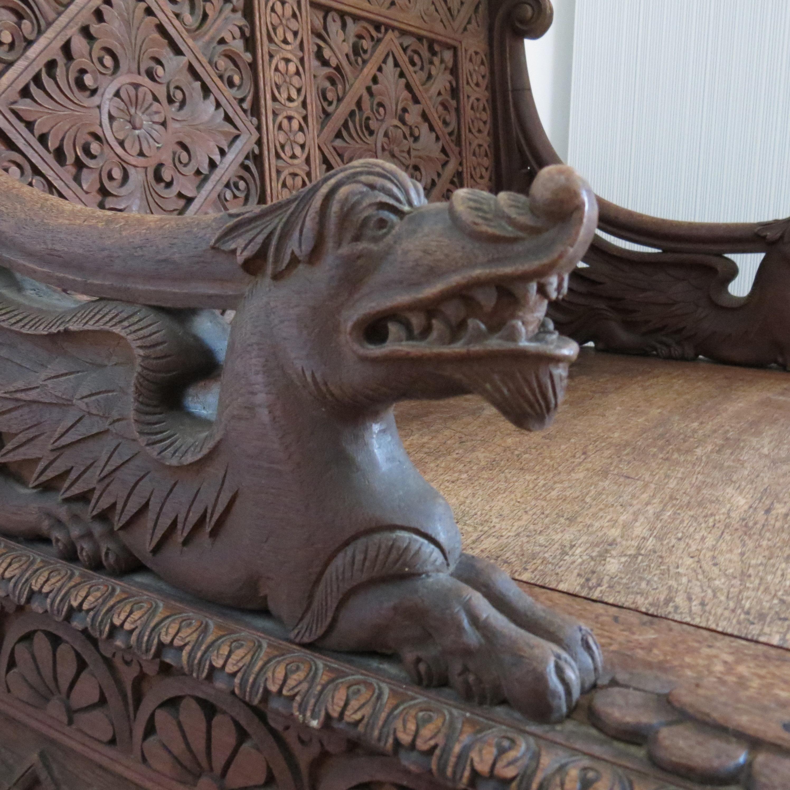 XIXe siècle Chaise à siège de salle birmane Anglo-Indienne néo-gothique sculptée 1880 en vente