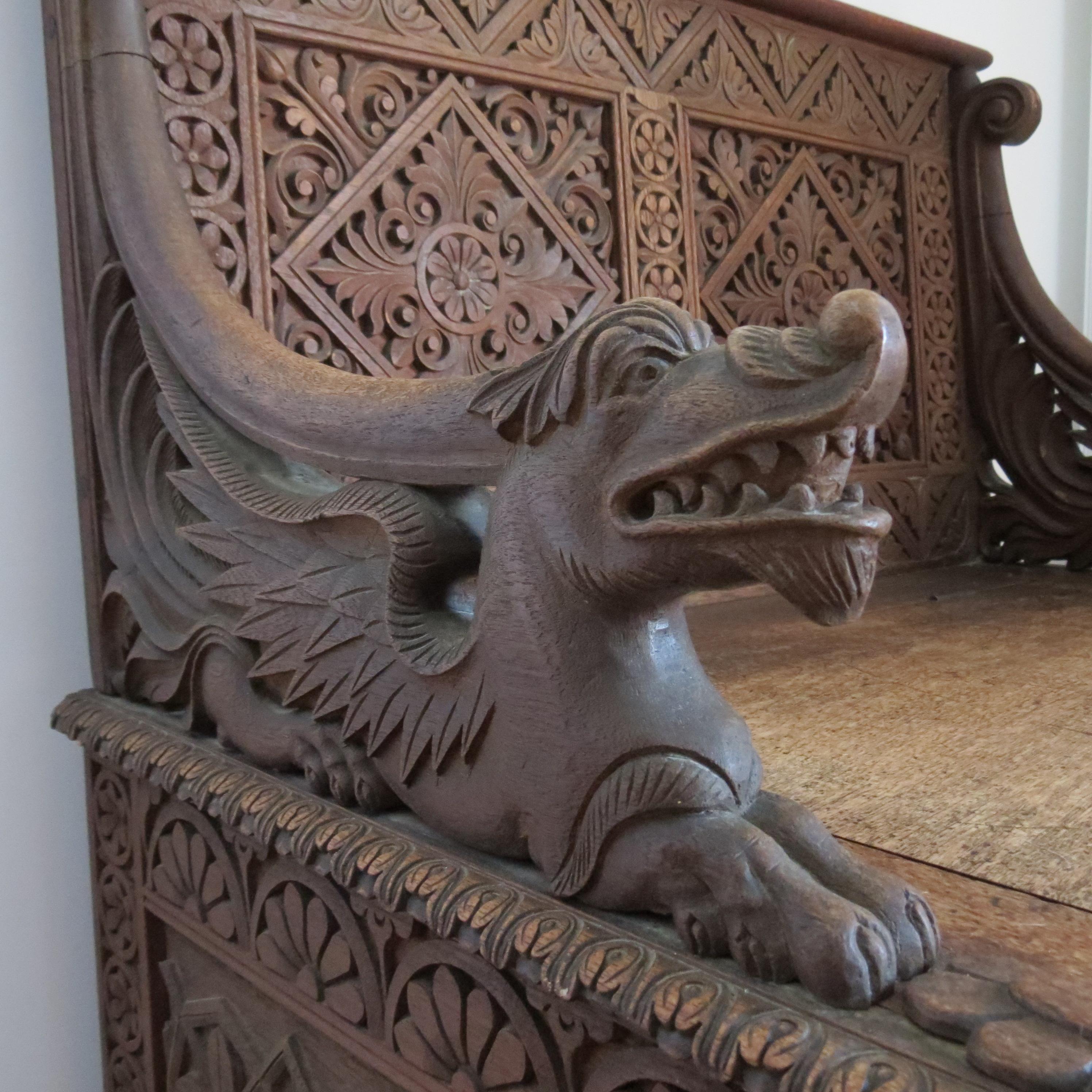 Chaise à siège de salle birmane Anglo-Indienne néo-gothique sculptée 1880 en vente 1