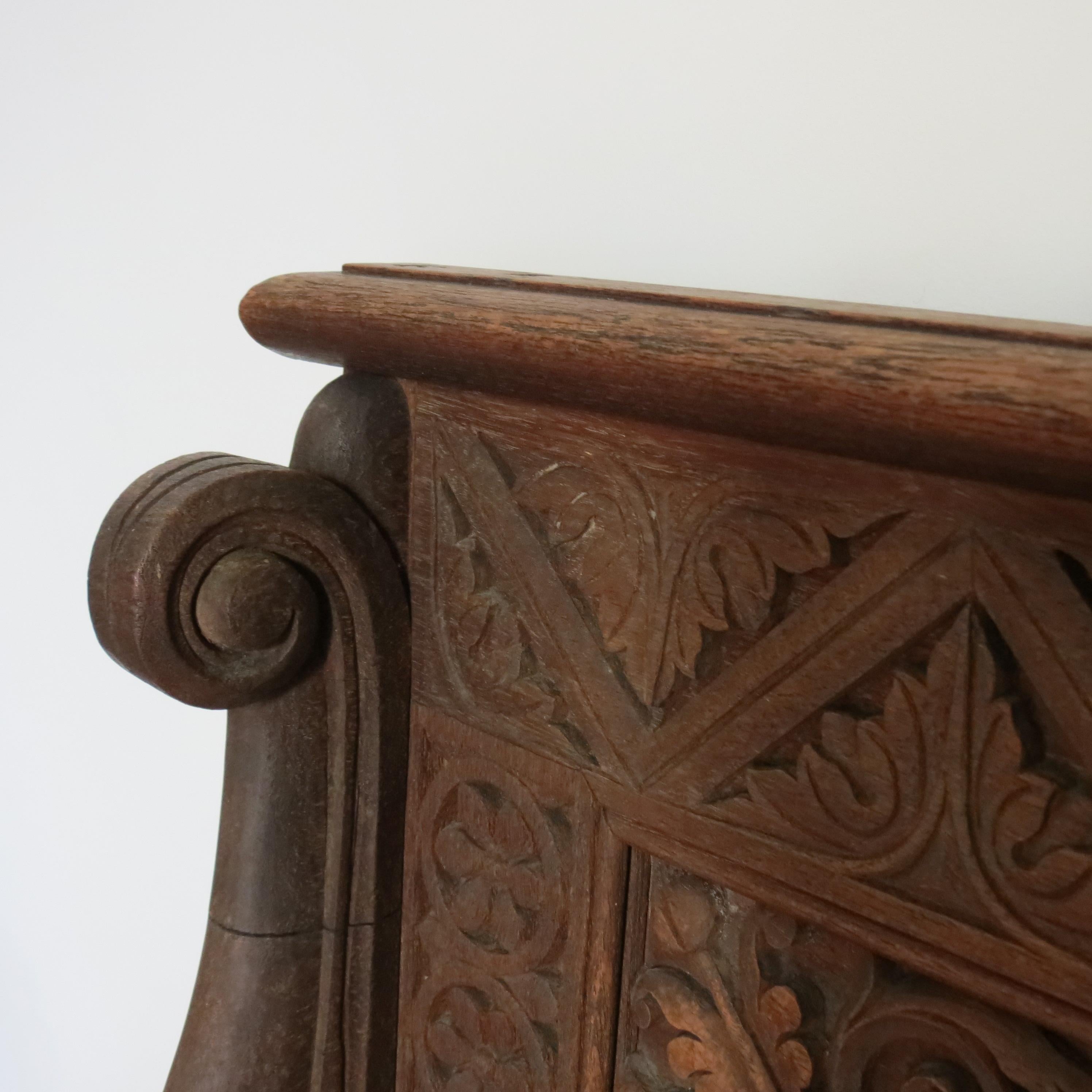 Chaise à siège de salle birmane Anglo-Indienne néo-gothique sculptée 1880 en vente 5