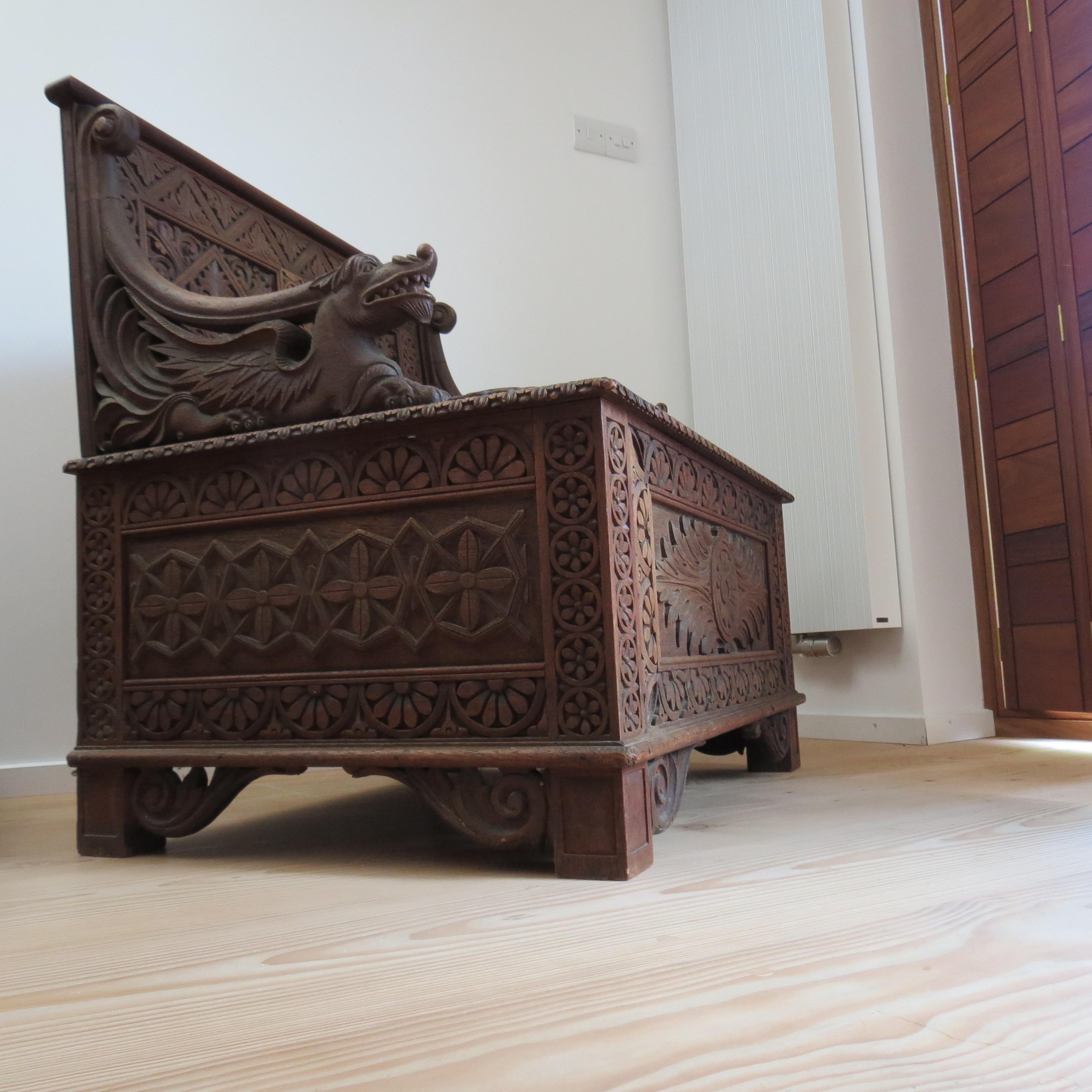 Néo-gothique Chaise à siège de salle birmane Anglo-Indienne néo-gothique sculptée 1880 en vente