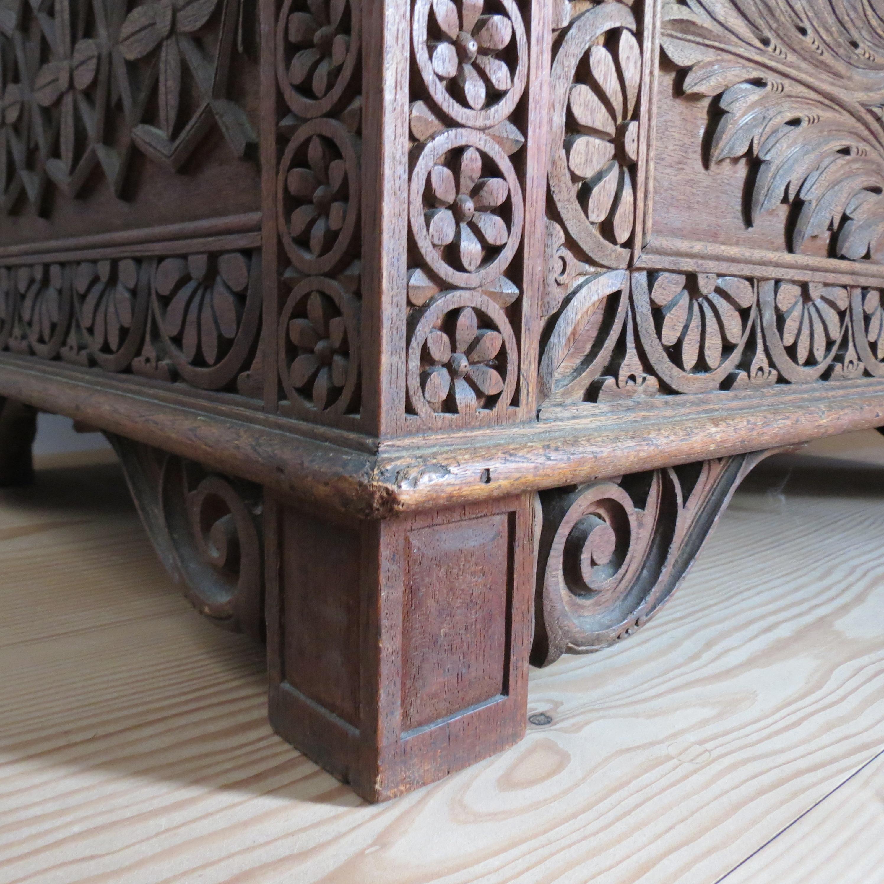 Chaise à siège de salle birmane Anglo-Indienne néo-gothique sculptée 1880 en vente 9