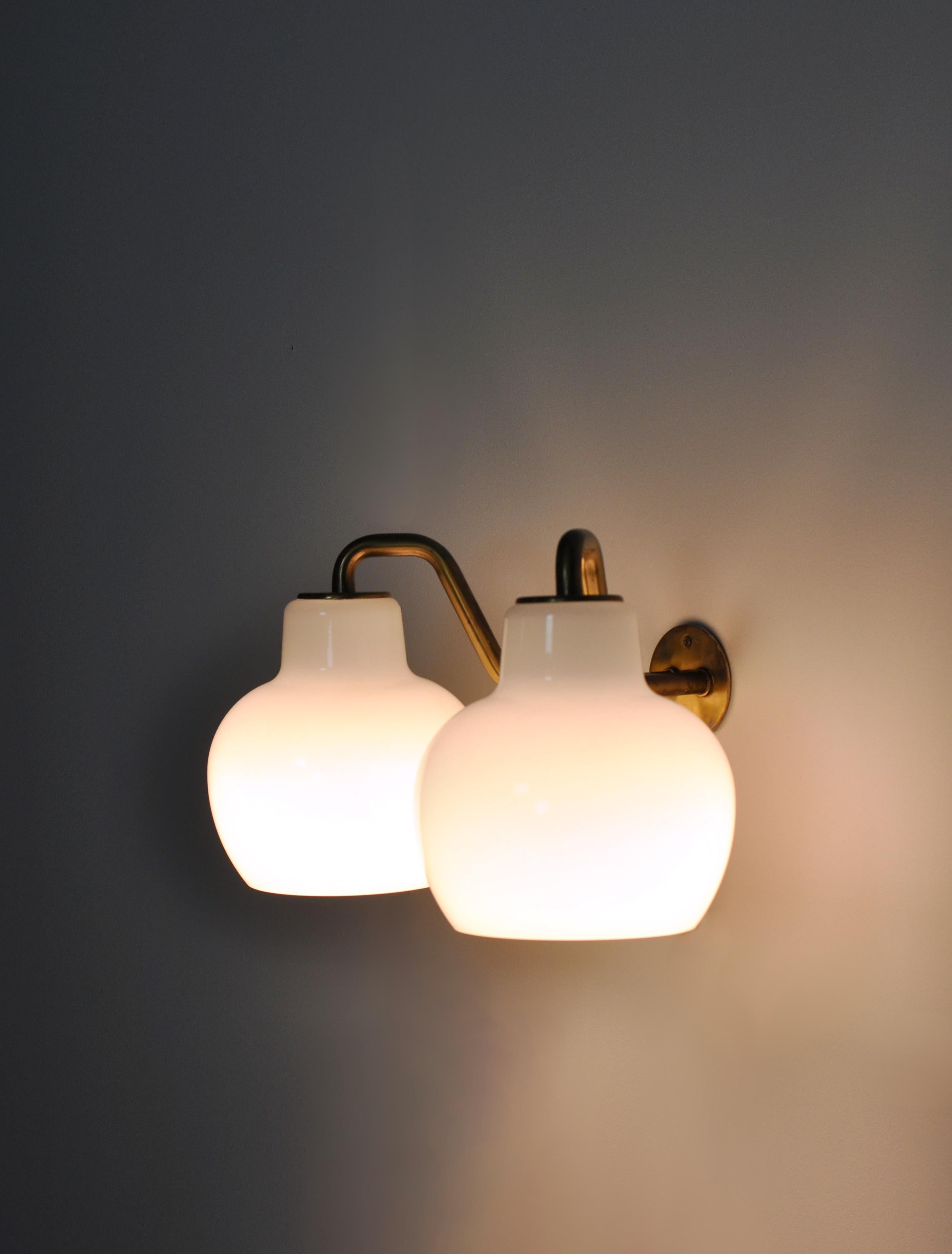 Danish Modern Double Wall Lamp by Vilhelm Lauritzen in Brass and Opal Glass In Good Condition In Odense, DK