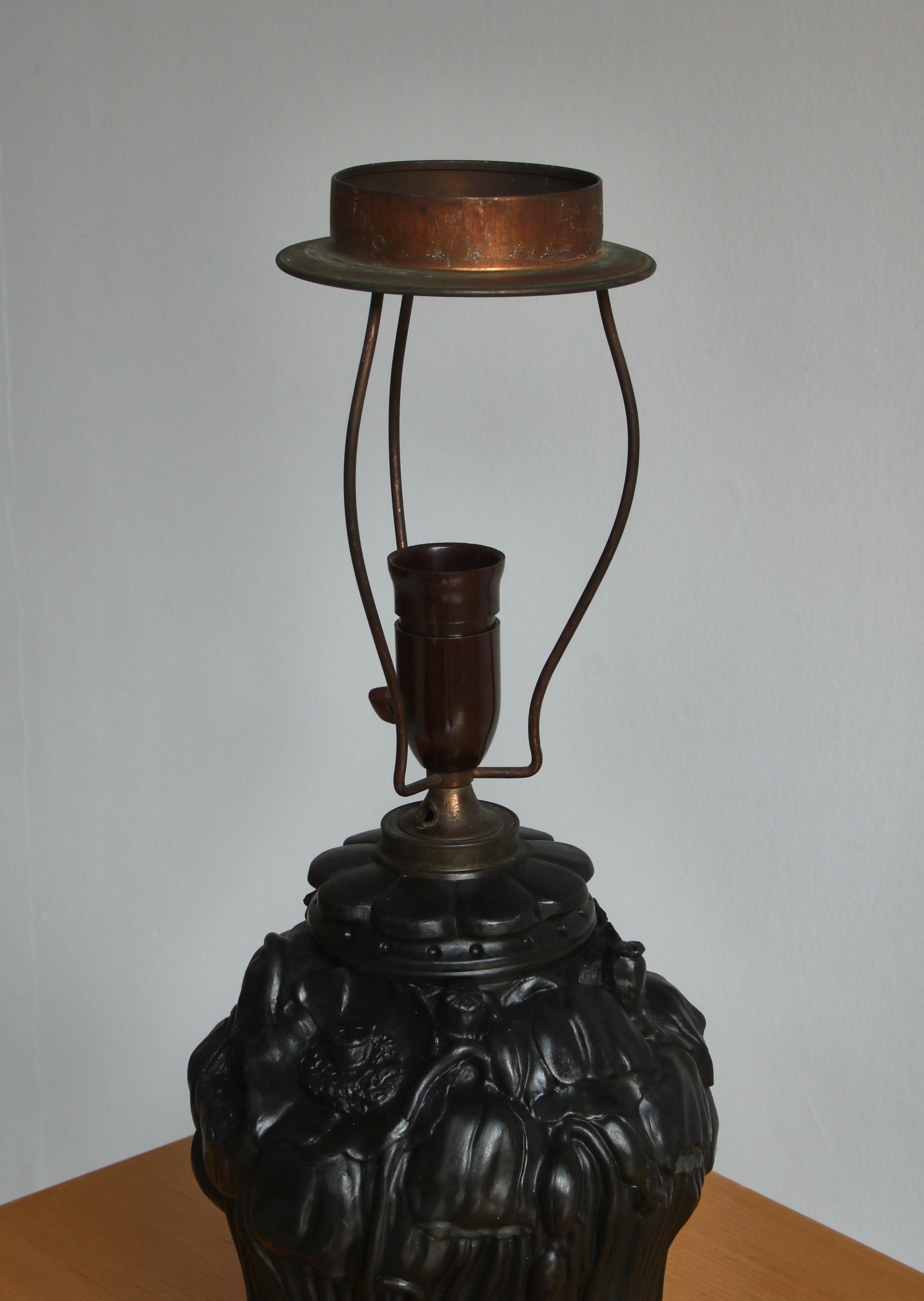 Lampe de bureau Art Nouveau, décor coquelicot, terre cuite noire, « L. Hjort », Danemark, 1920 en vente 4