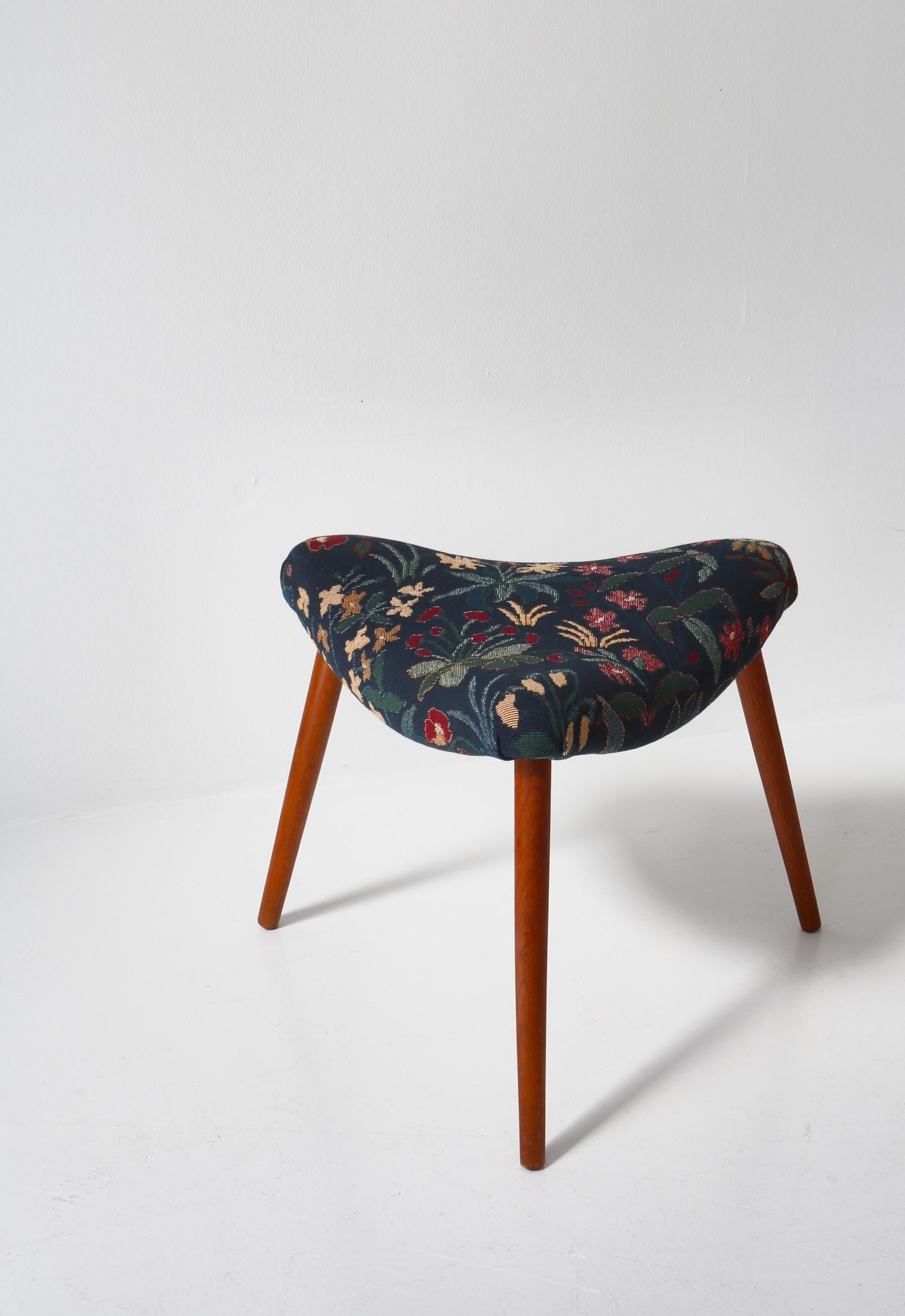 Scandinavian Modern Triangular Stools in Blue Floral Tapestry, 1950s In Good Condition For Sale In Odense, DK