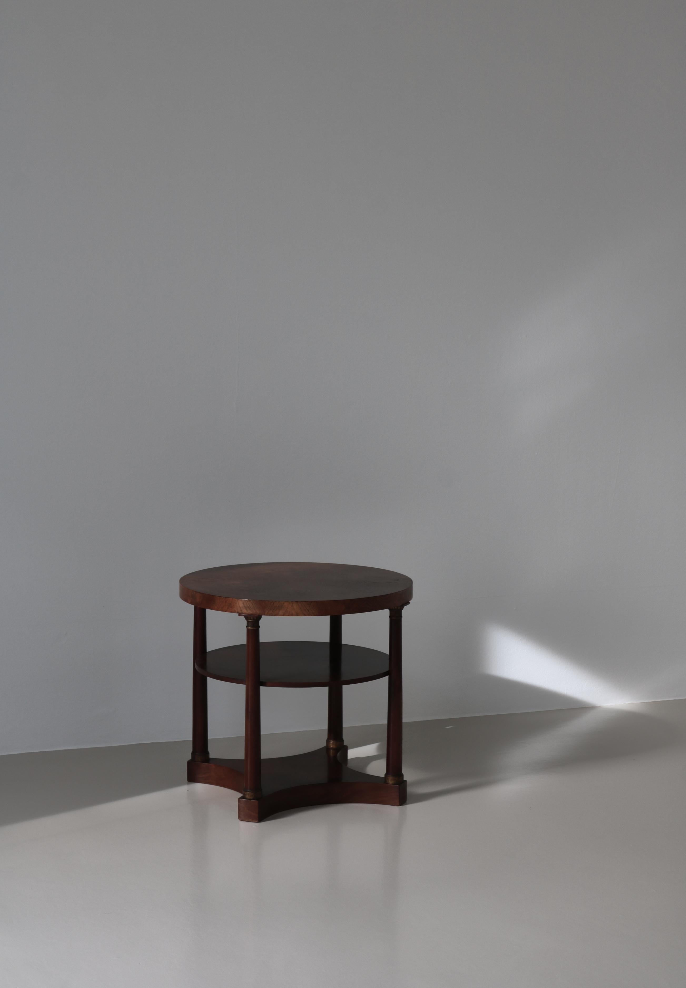 Table d'appoint Grace suédoise des années 1930 en bois de ronce teinté foncé, Art Déco en vente 1