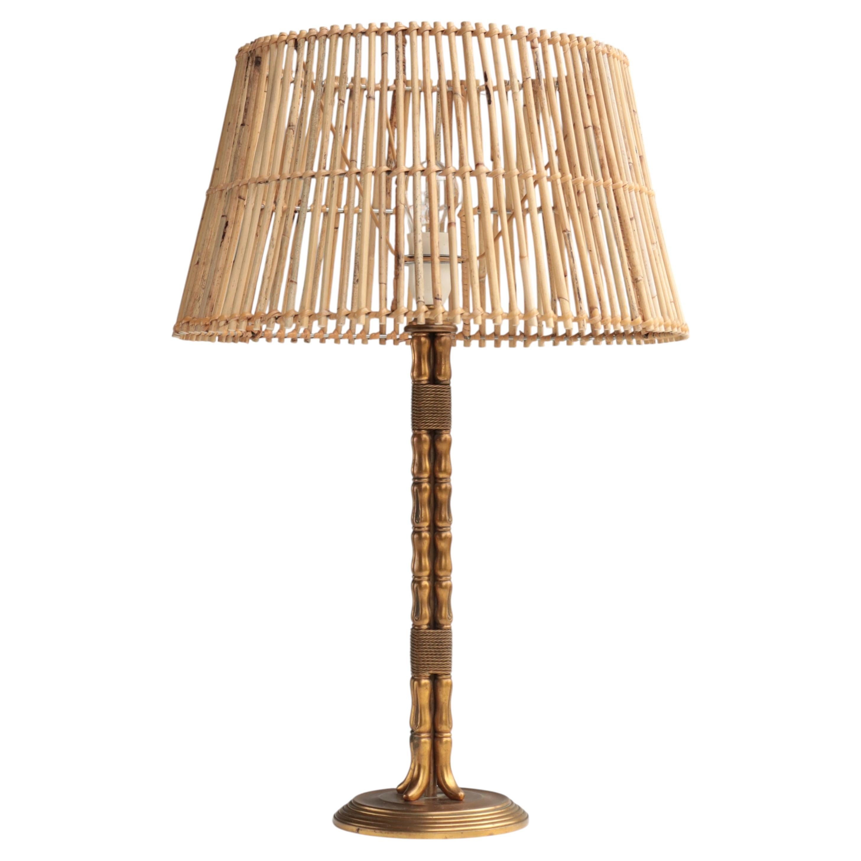 Lampada da tavolo vintage scandinava con paralume in finto bambù, ottone e rattan, anni '60