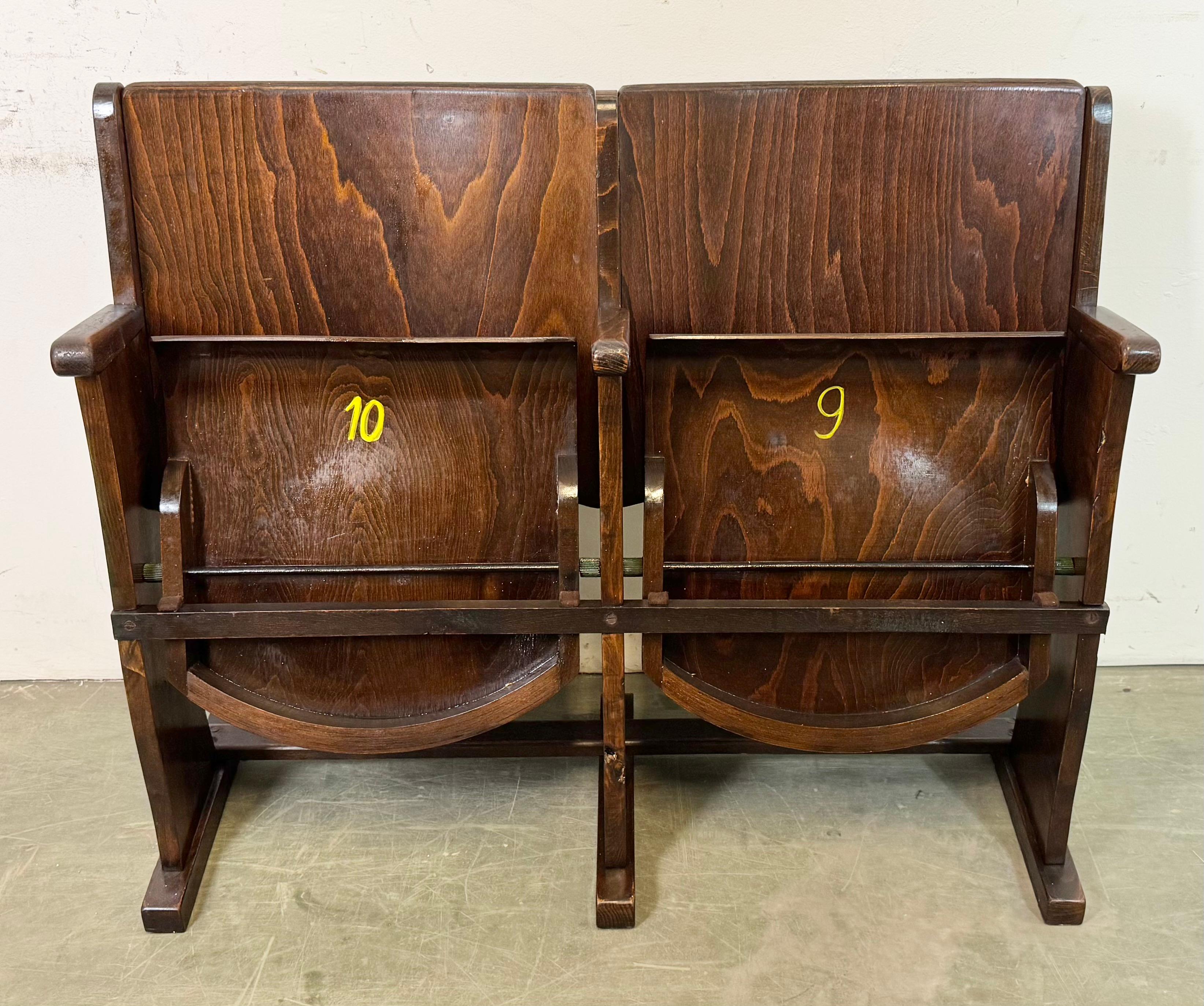 Banco de cine vintage de dos plazas de TON, años 60 Madera en venta
