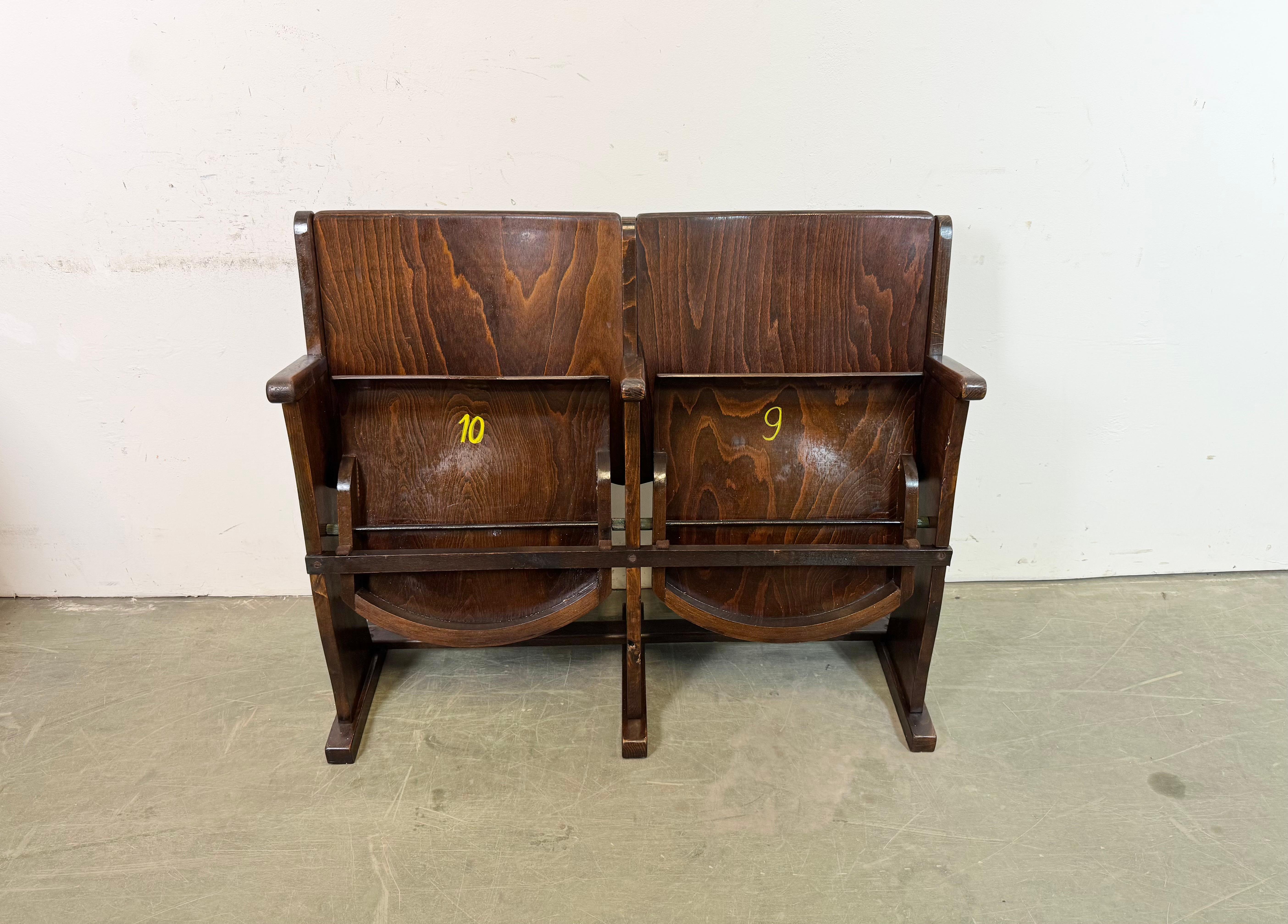 Este banco de cine de dos plazas fue fabricado por Ton (antigua Thonet) en la antigua Checoslovaquia durante la década de 1960. Las sillas son estables y se pueden colocar en cualquier sitio. Está hecha de madera de haya, madera curvada y madera