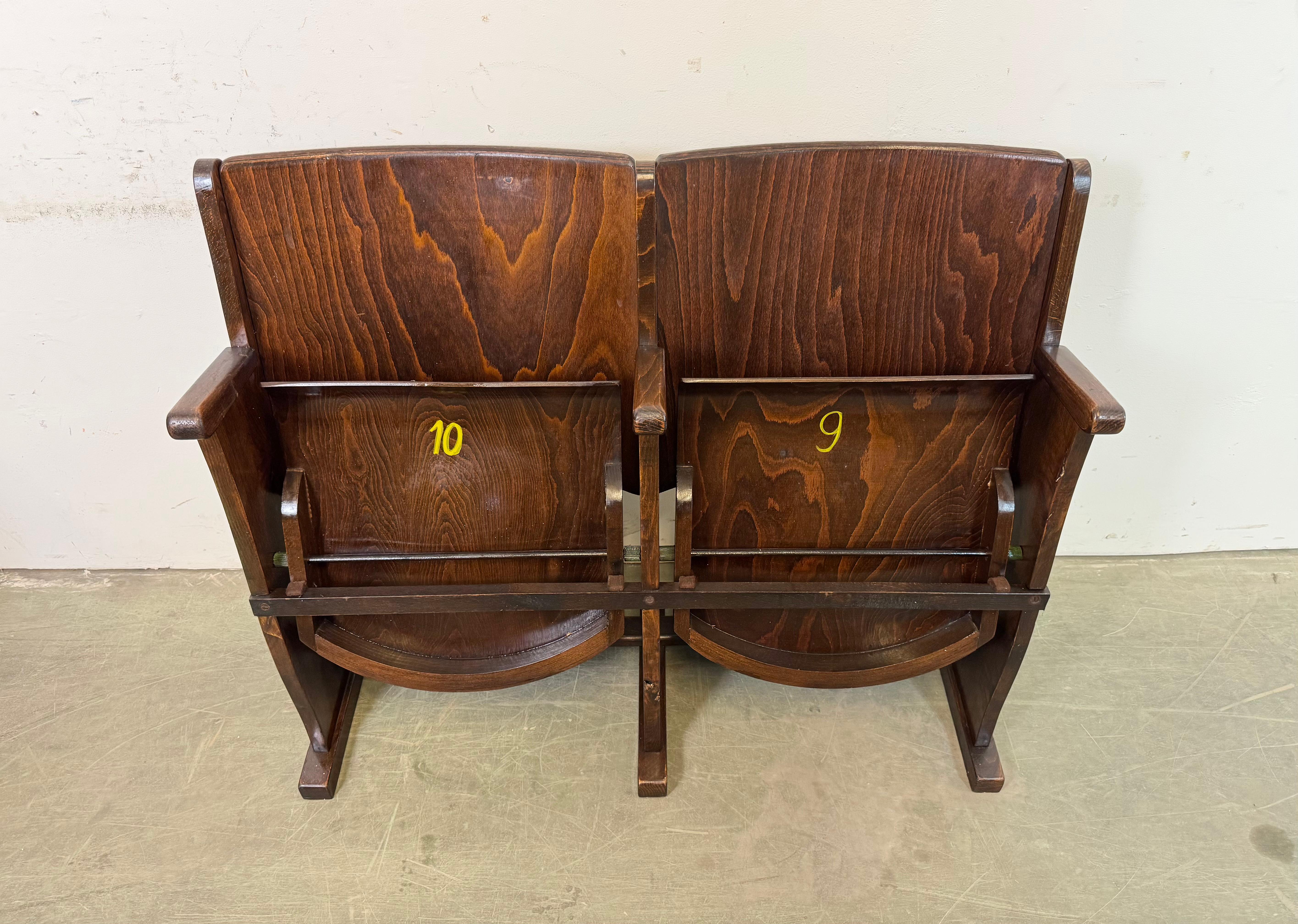 Banco de cine vintage de dos plazas de TON, años 60 siglo XX en venta