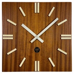Orologio da parete vintage in legno marrone di Pragotron, anni '80