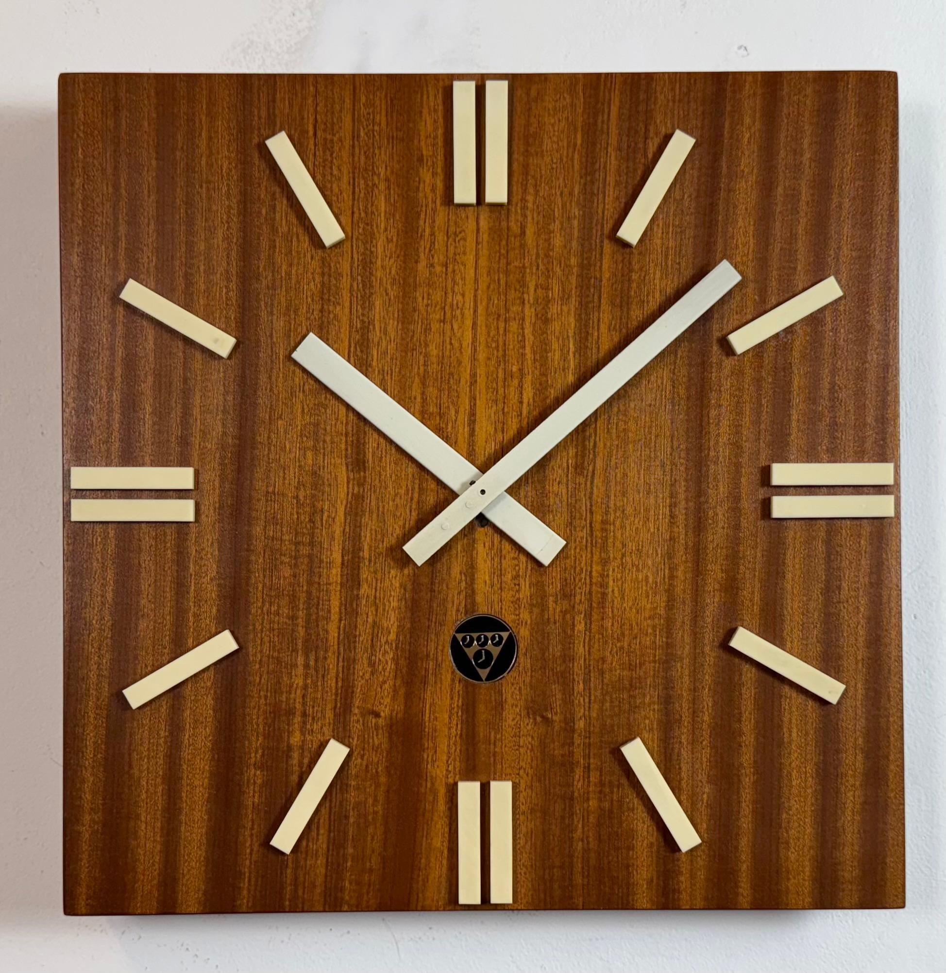 Braune Wanduhr aus Holz von Pragotron, 1980er Jahre (Industriell) im Angebot