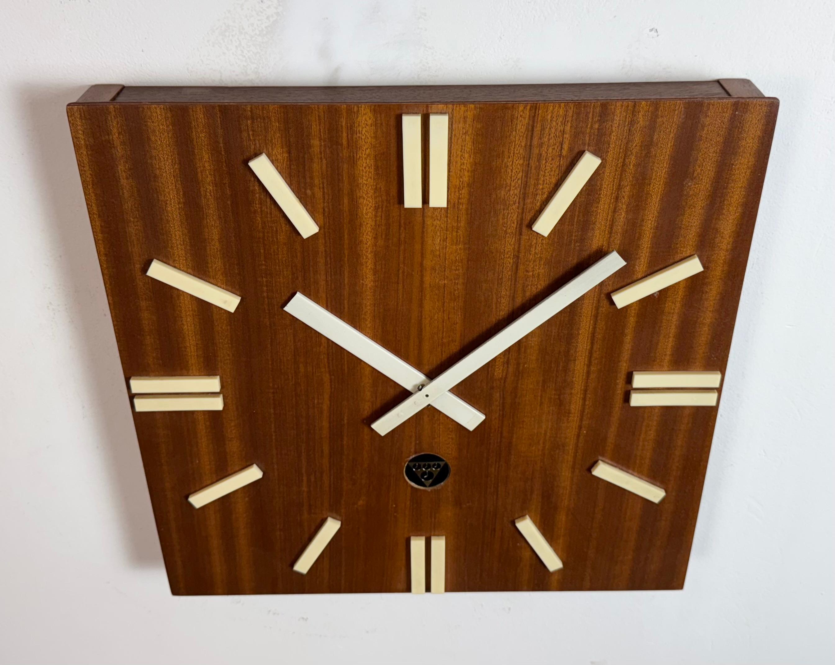 Braune Wanduhr aus Holz von Pragotron, 1980er Jahre im Zustand „Gut“ im Angebot in Kojetice, CZ