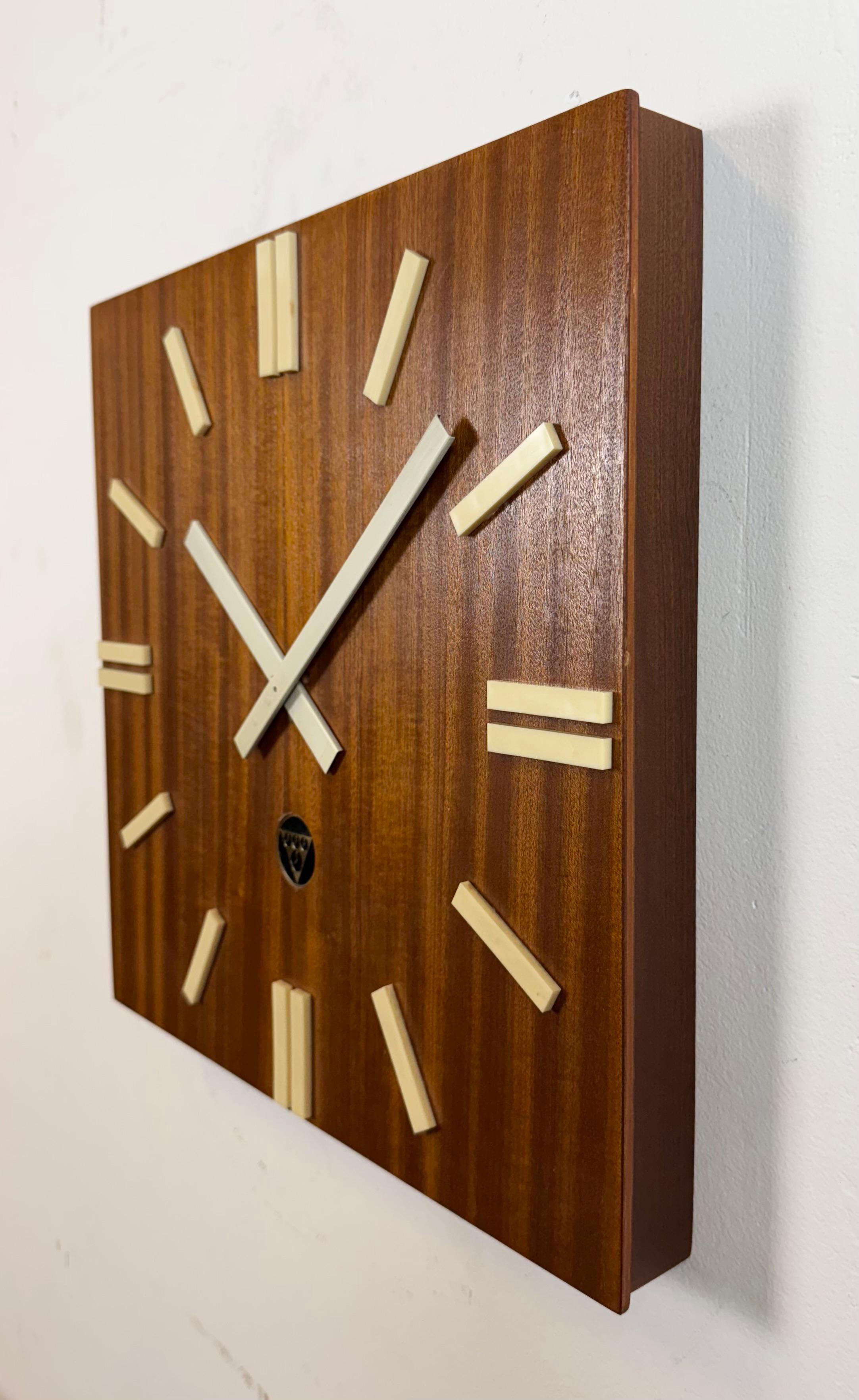 Braune Wanduhr aus Holz von Pragotron, 1980er Jahre (Tschechisch) im Angebot