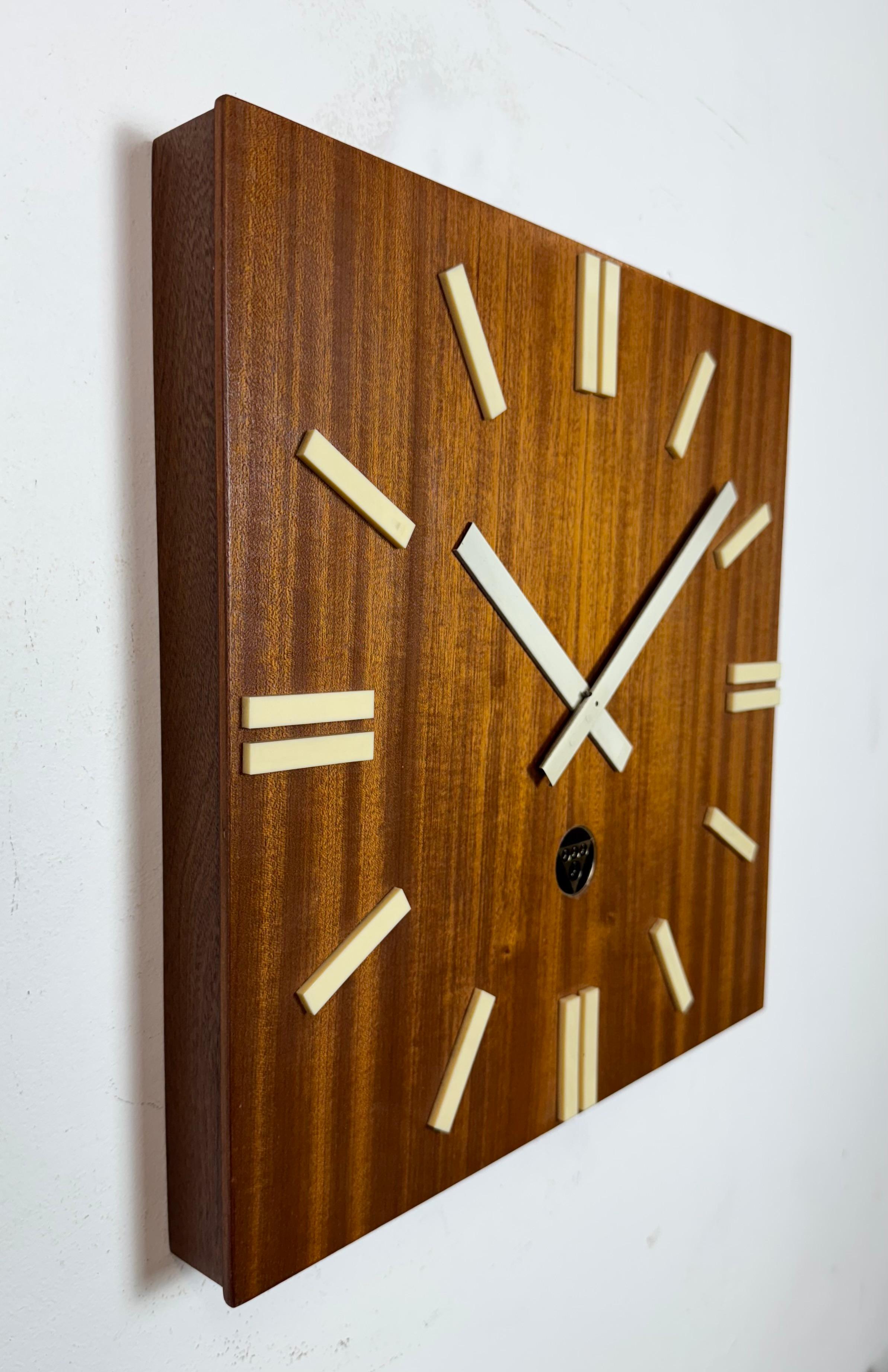 Braune Wanduhr aus Holz von Pragotron, 1980er Jahre (Furnier) im Angebot