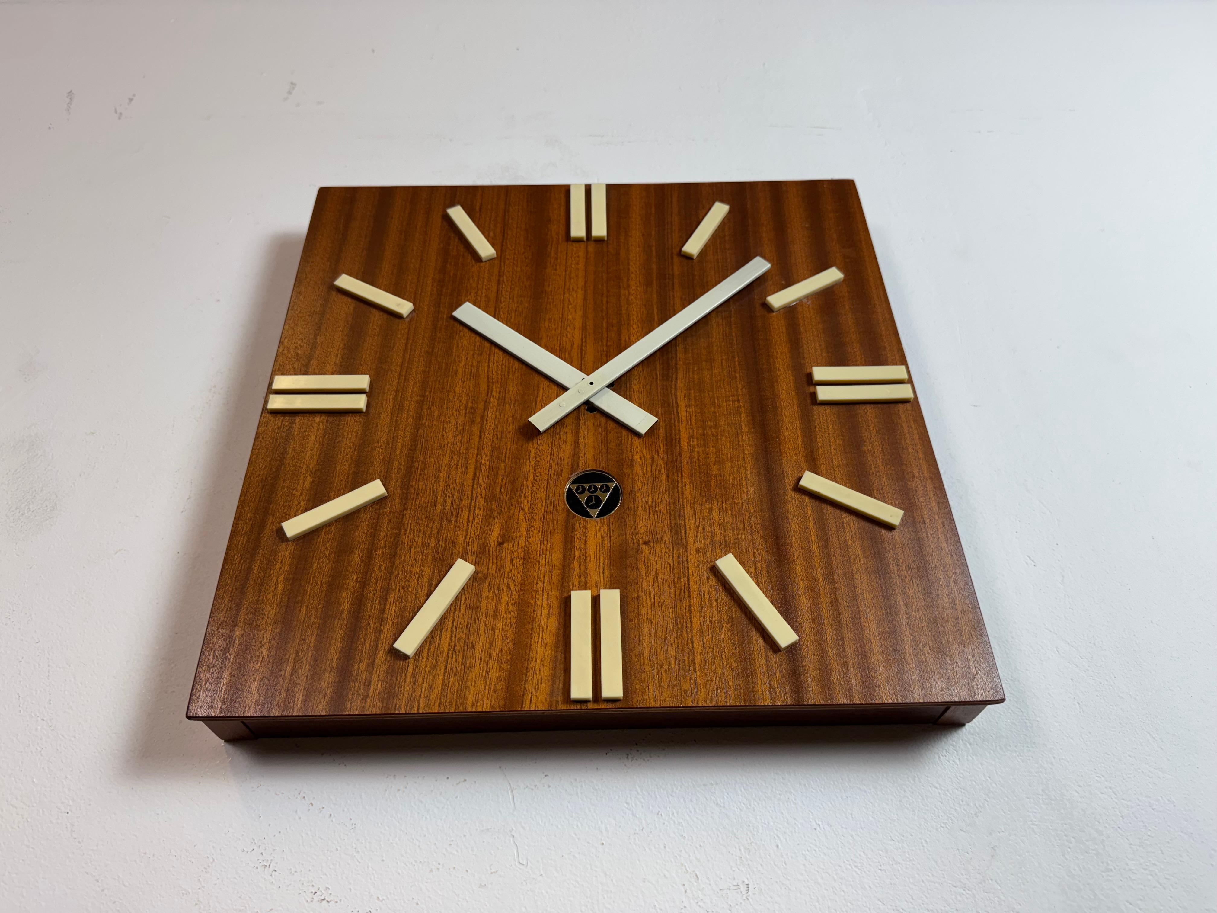 Braune Wanduhr aus Holz von Pragotron, 1980er Jahre (Ende des 20. Jahrhunderts) im Angebot