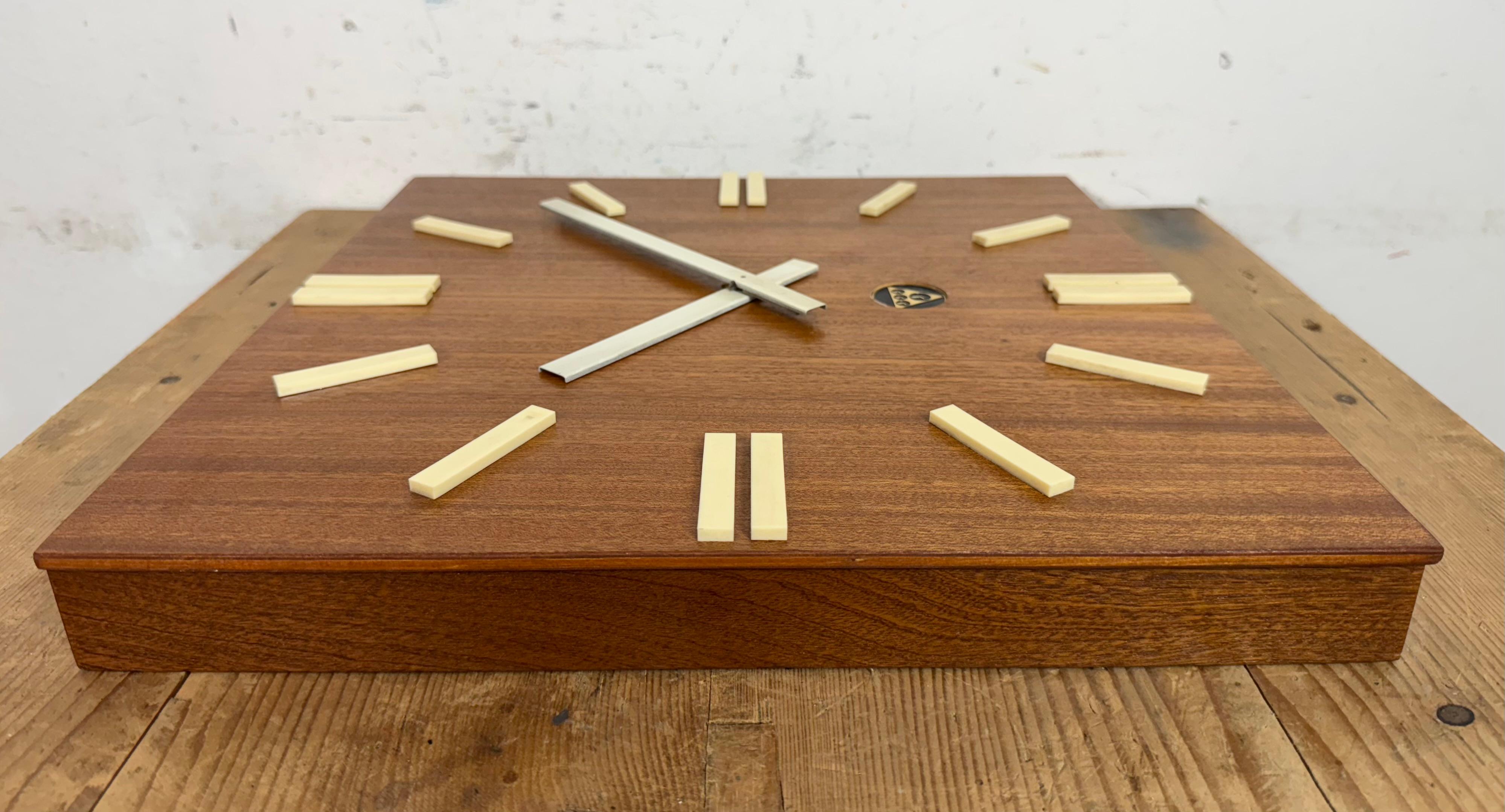 Braune Wanduhr aus Holz von Pragotron, 1980er Jahre im Angebot 4