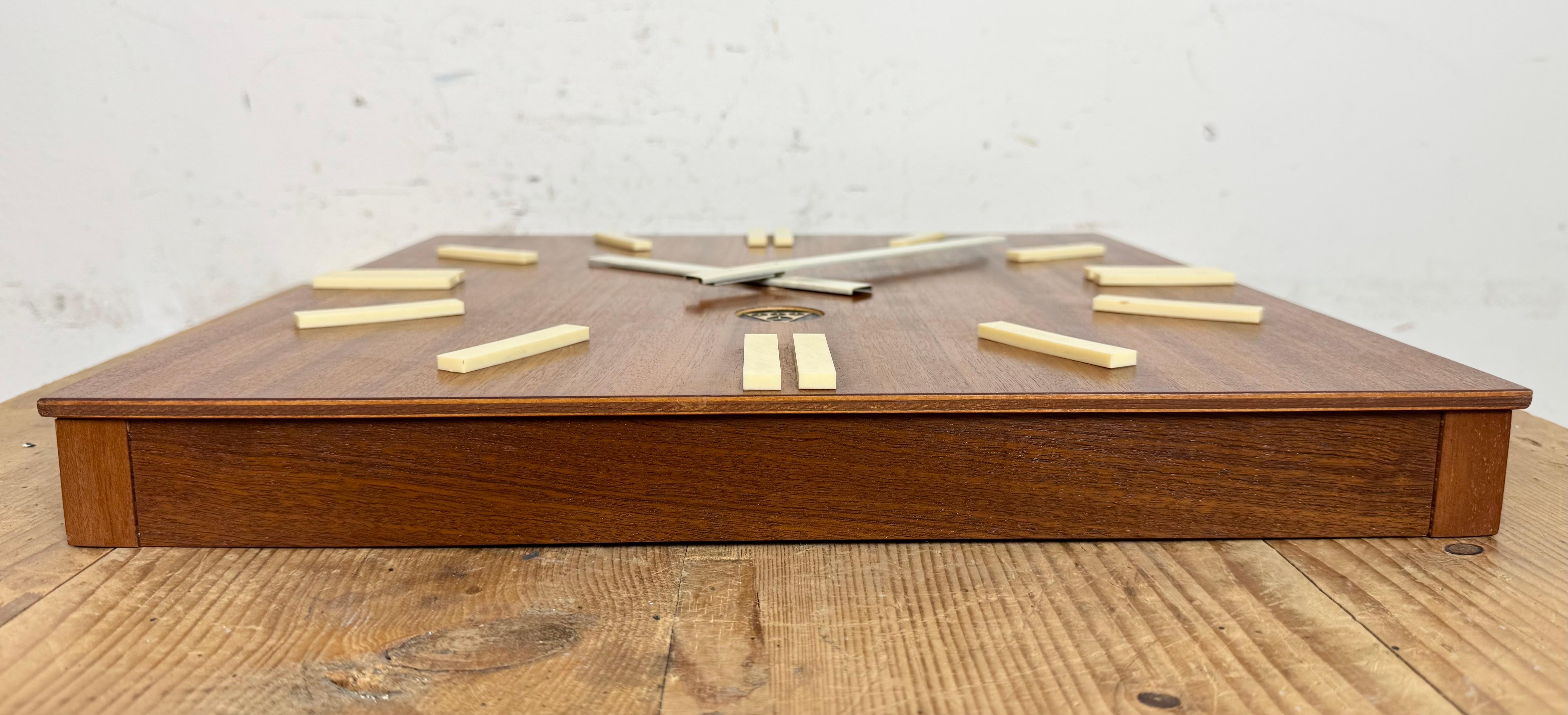 Braune Wanduhr aus Holz von Pragotron, 1980er Jahre im Angebot 2