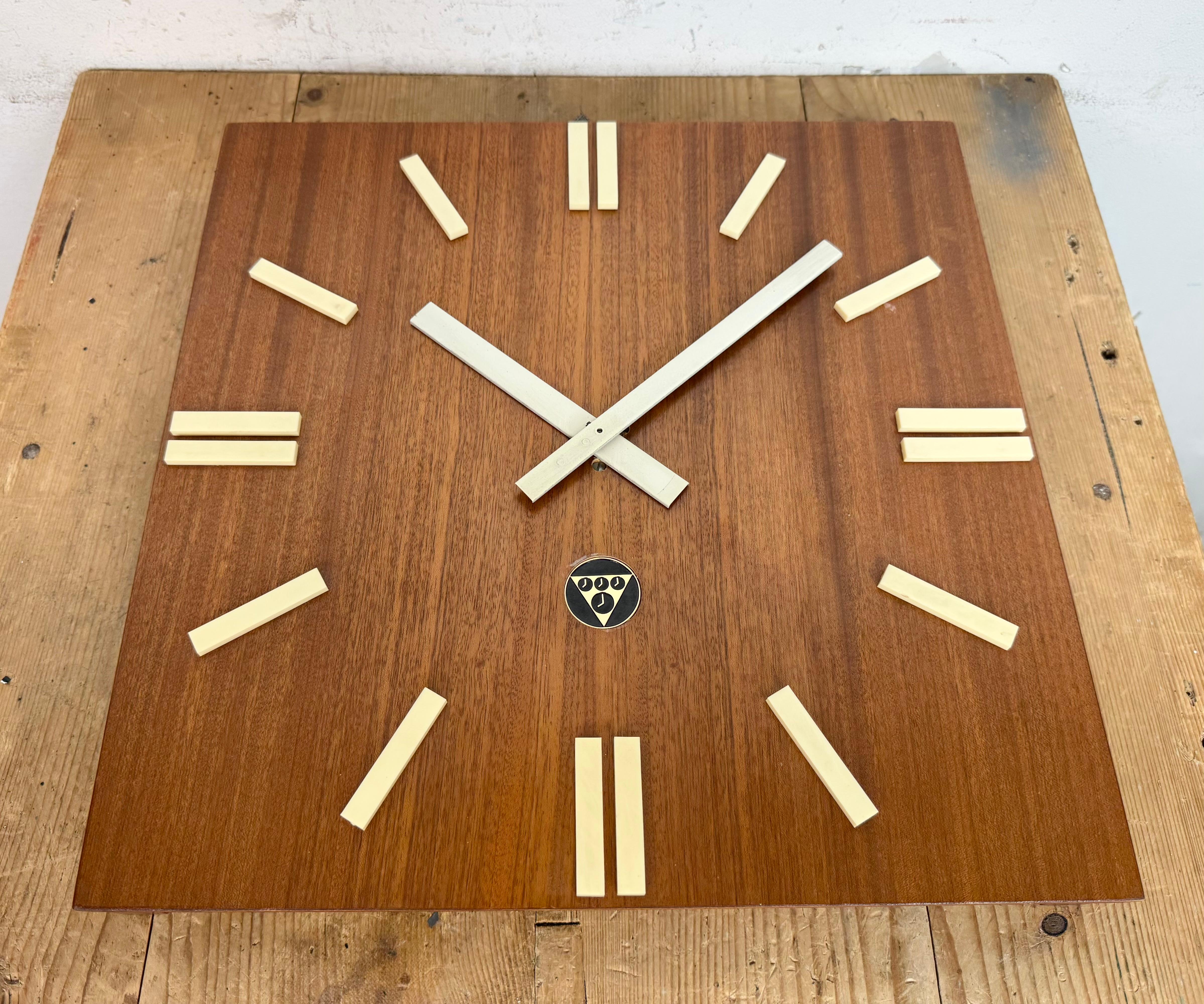 Braune Wanduhr aus Holz von Pragotron, 1980er Jahre im Angebot 1