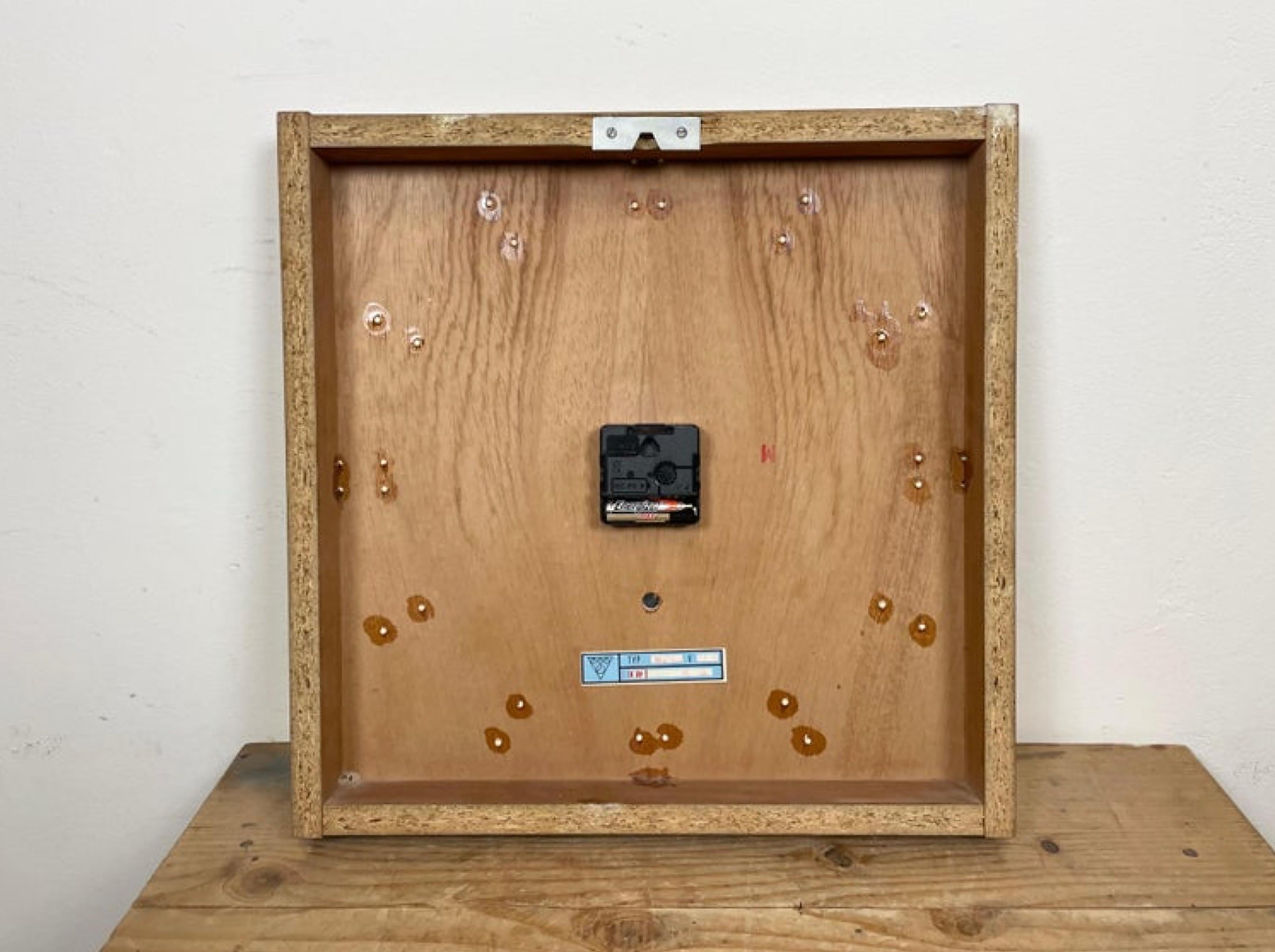 Braune Wanduhr aus Holz von Pragotron, 1980er Jahre im Angebot 7