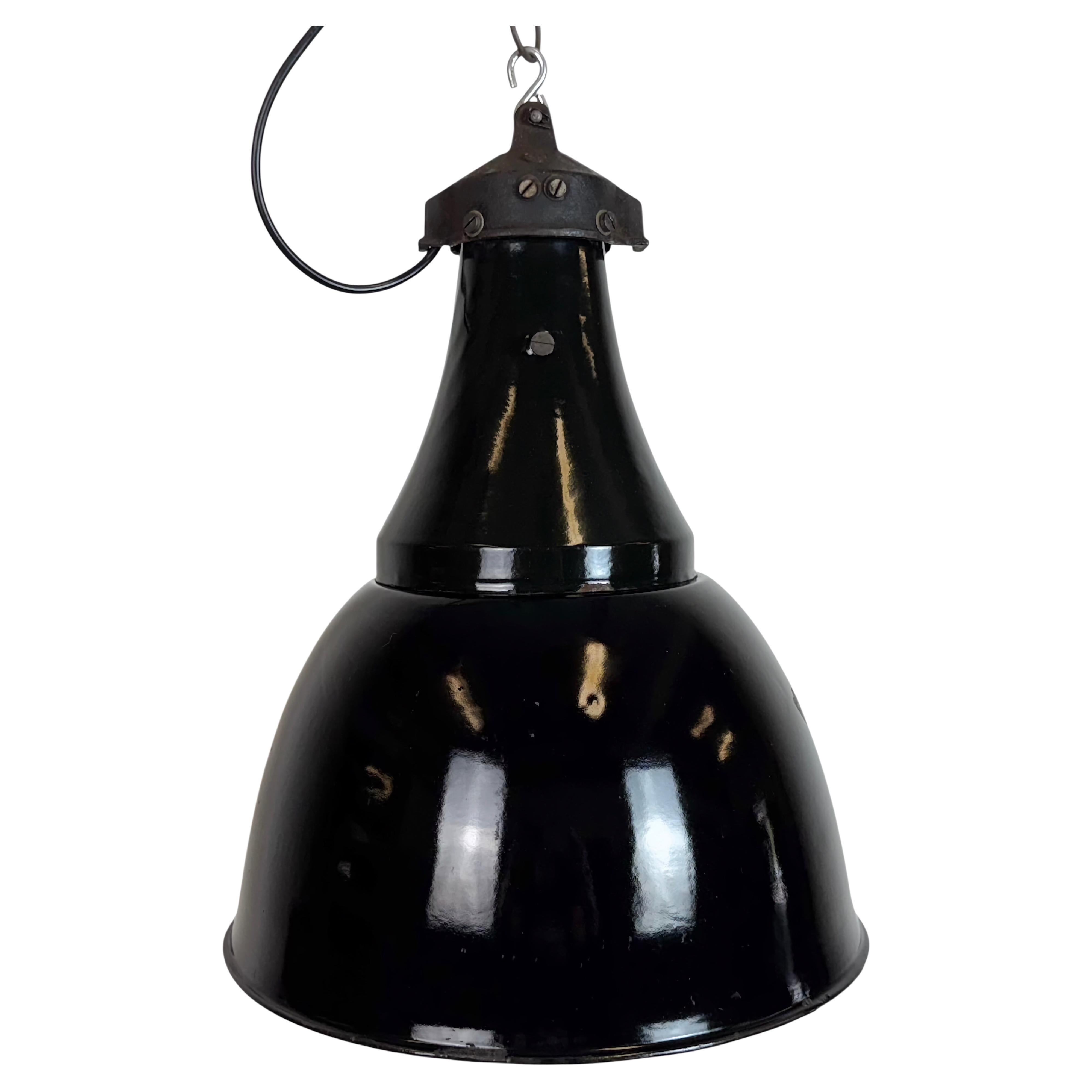 Lampe suspendue industrielle en émail noir Bauhaus, années 1930