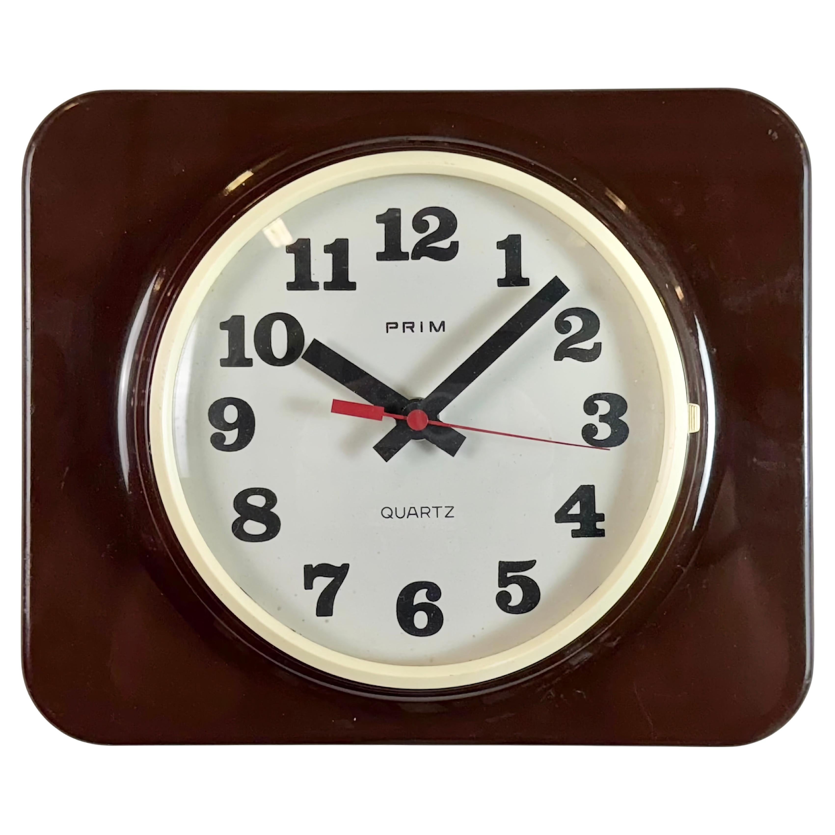 Braune Wanduhr aus Bakelit von Prim, 1970er Jahre im Angebot