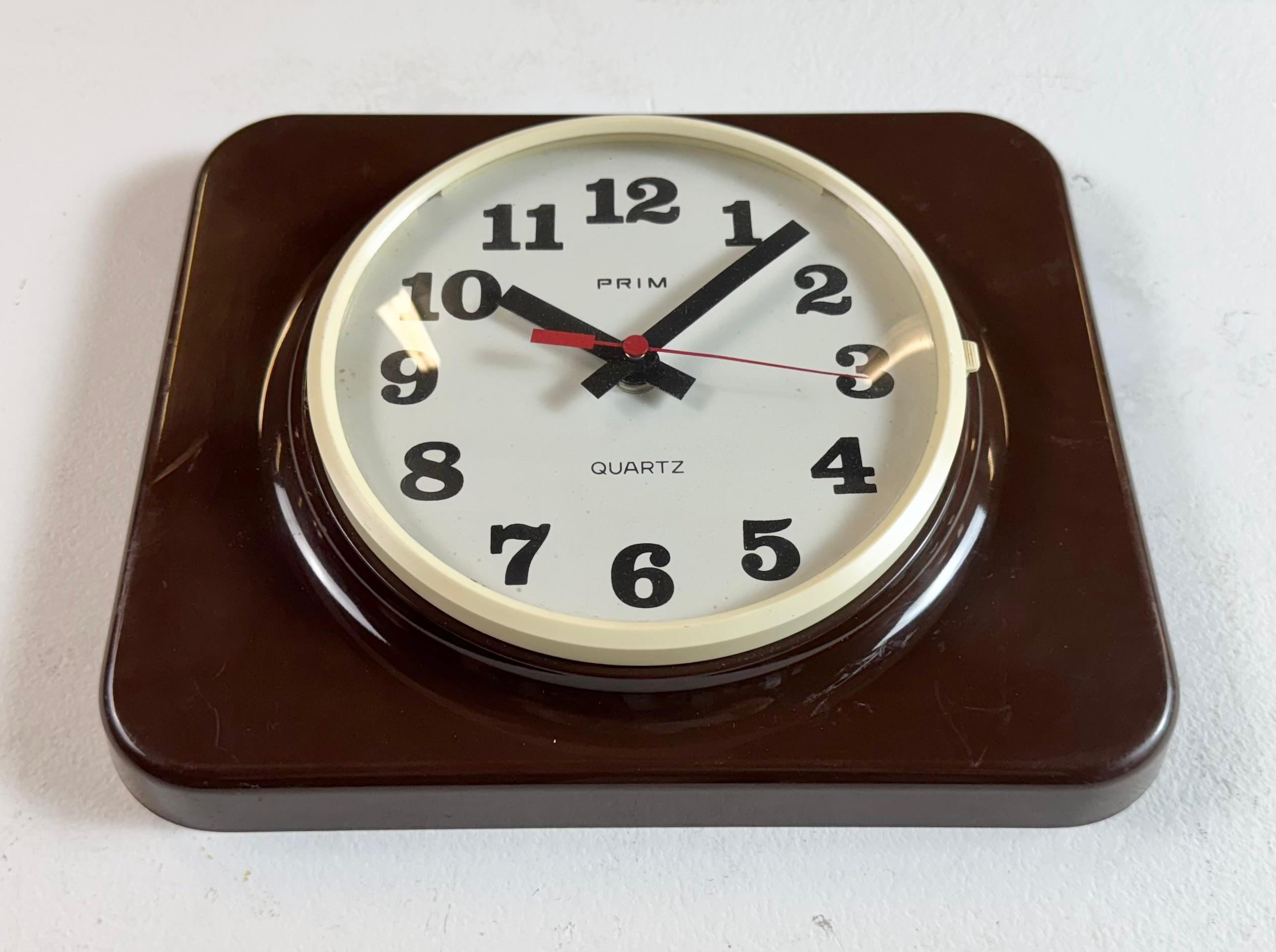 Braune Wanduhr aus Bakelit von Prim, 1970er Jahre (Ende des 20. Jahrhunderts) im Angebot
