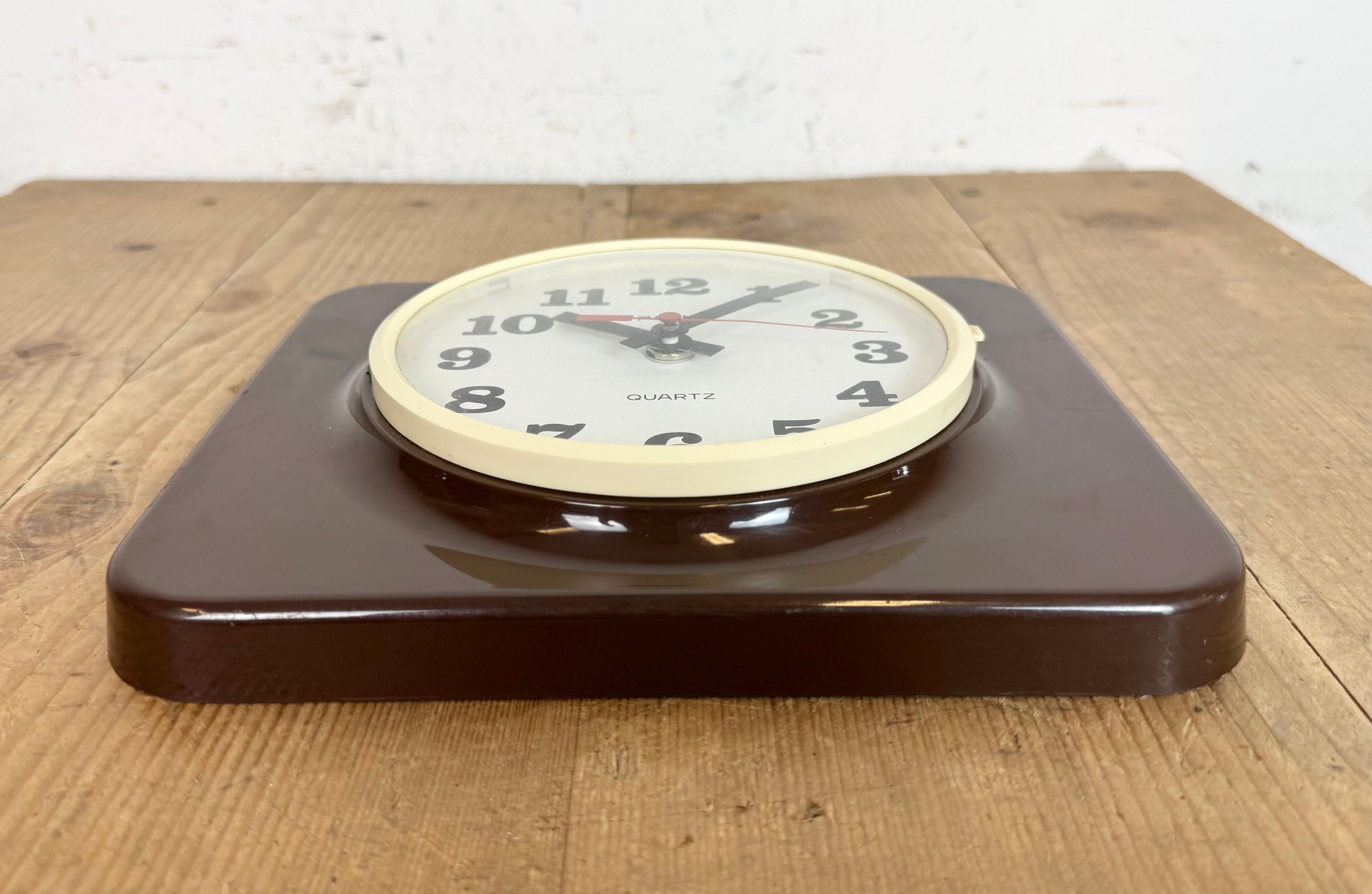 Braune Wanduhr aus Bakelit von Prim, 1970er Jahre im Angebot 1