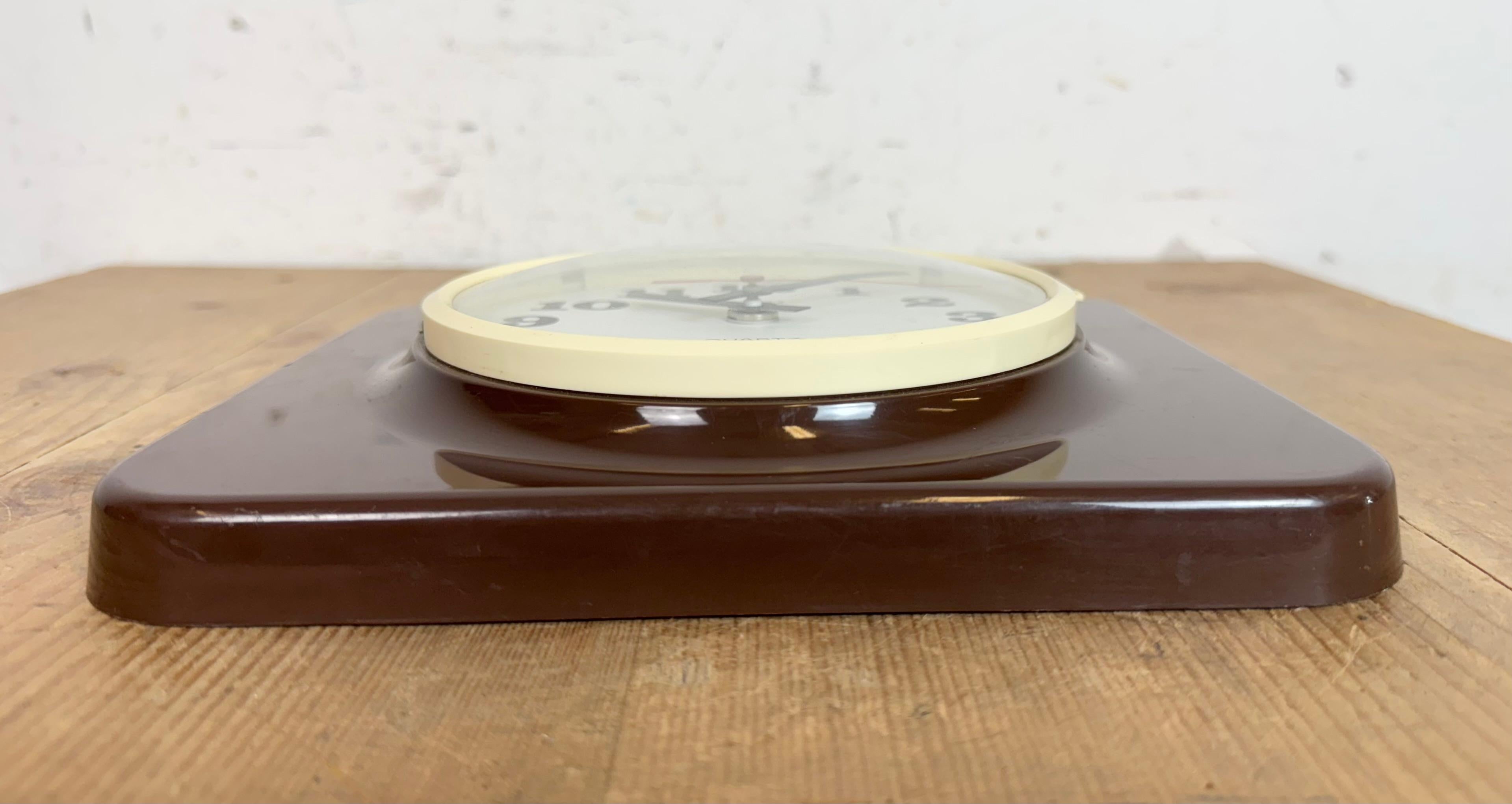 Braune Wanduhr aus Bakelit von Prim, 1970er Jahre im Angebot 2