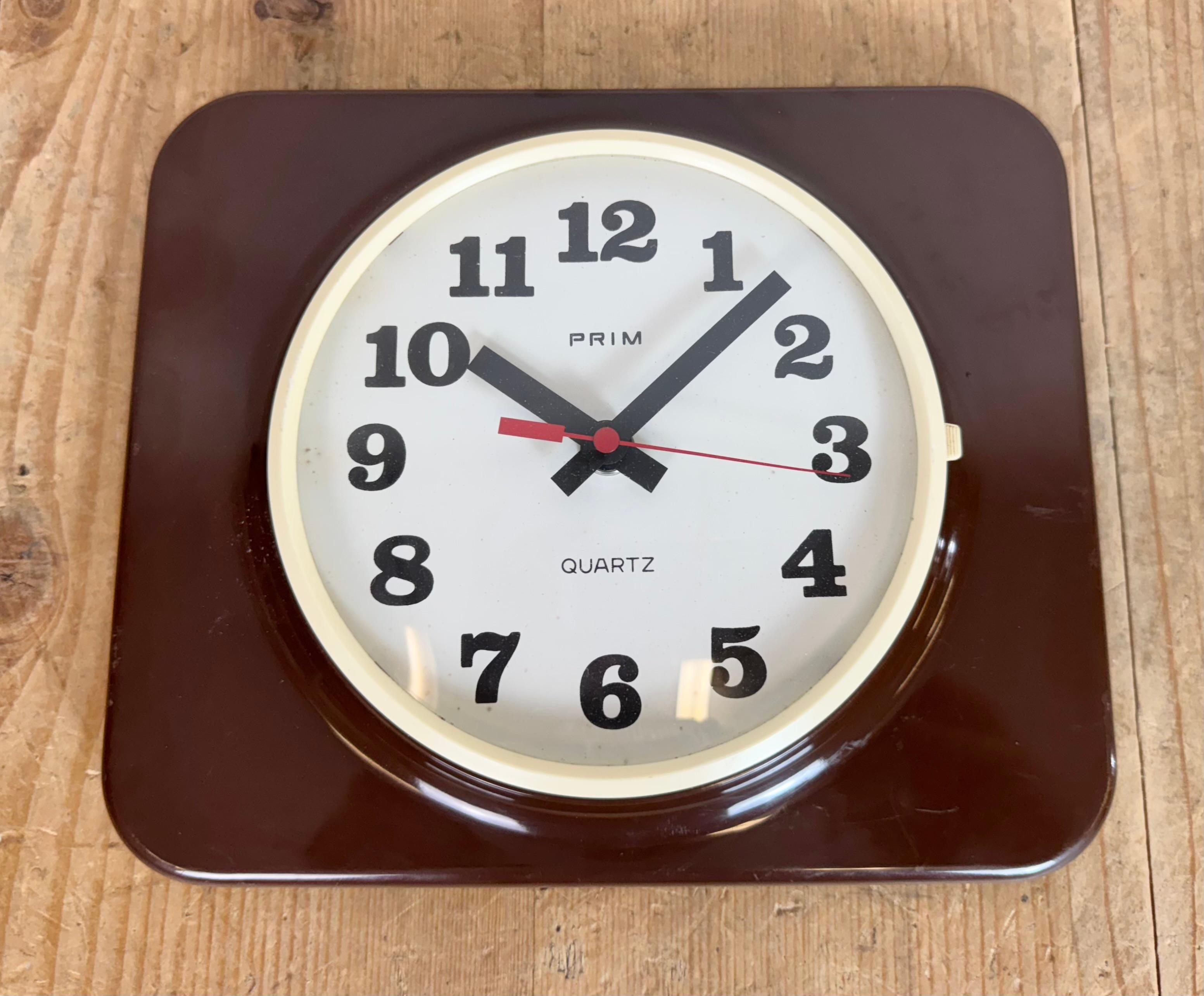 Braune Wanduhr aus Bakelit von Prim, 1970er Jahre im Angebot 3
